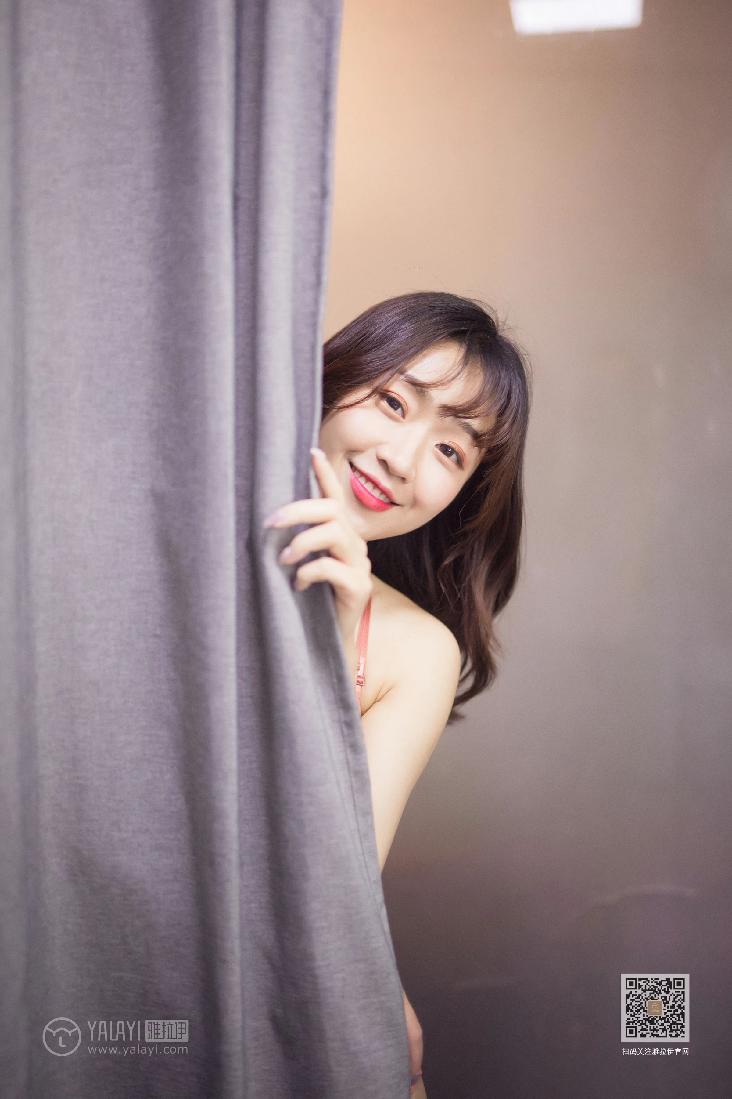 [YALAYI雅拉伊]Vol.551 六十六楼往下看 小颖 红色蕾丝内衣性感私房写真集第10张