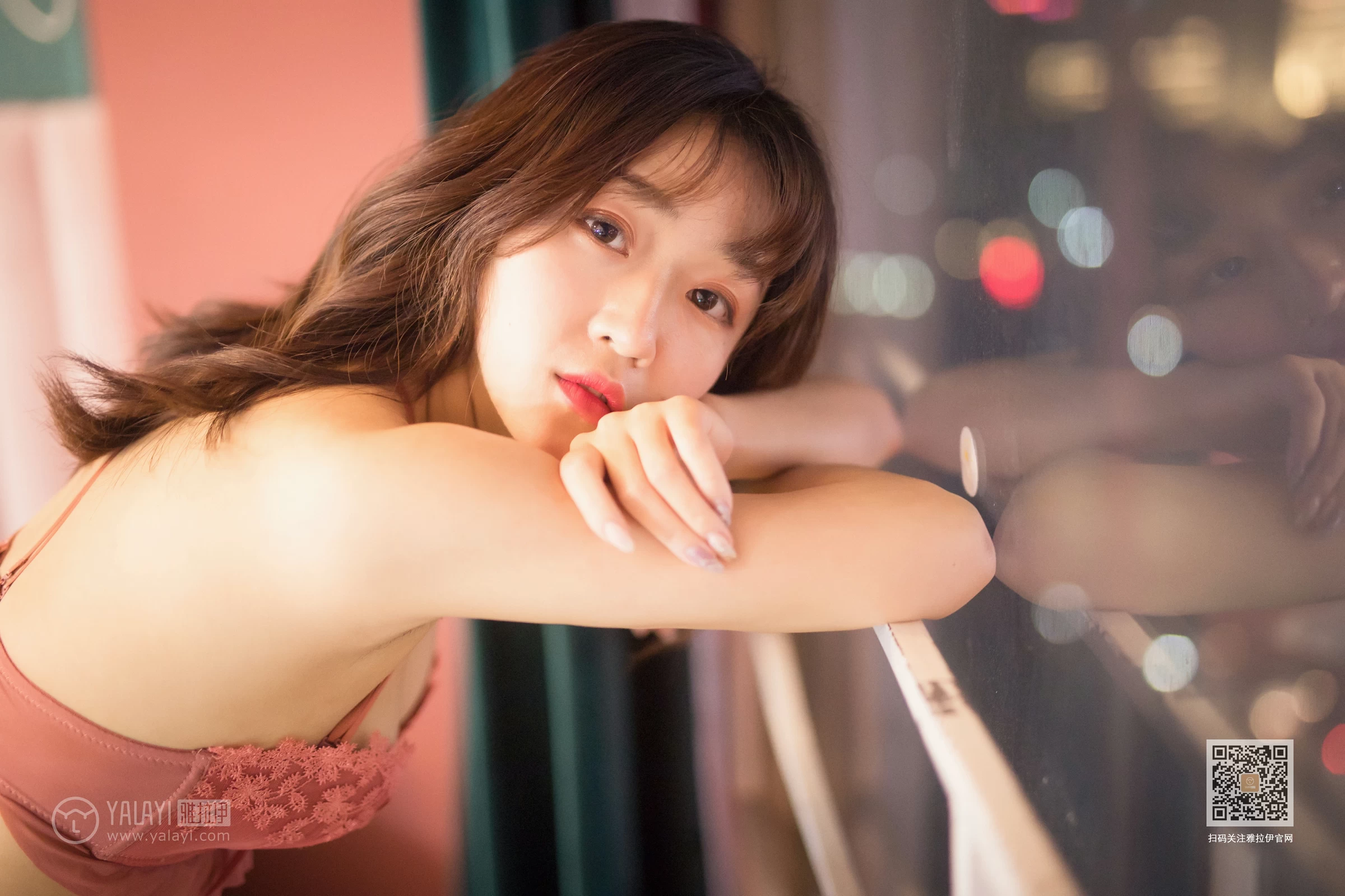 [YALAYI雅拉伊]Vol.551 六十六楼往下看 小颖 红色蕾丝内衣性感私房写真集第15张