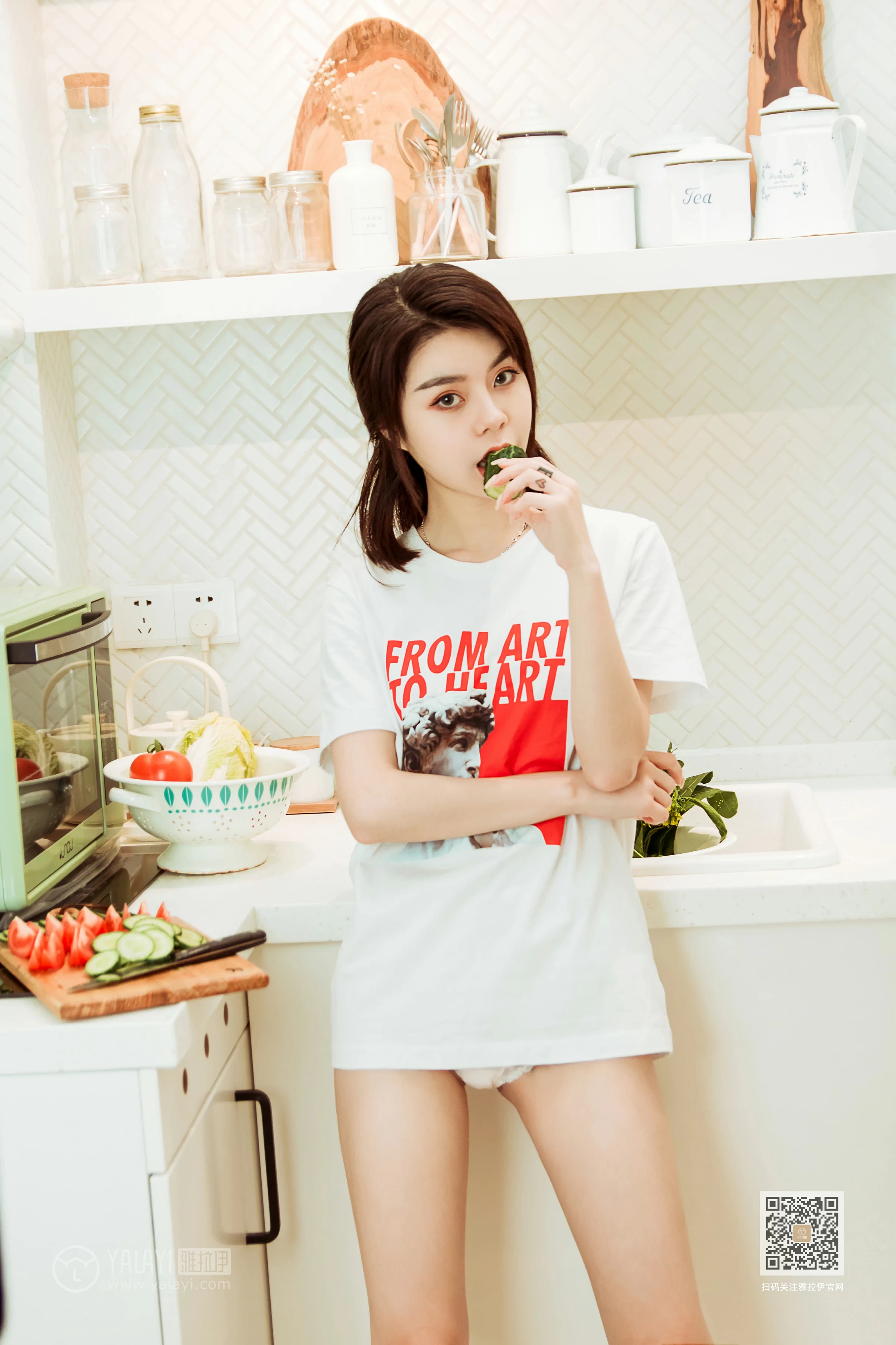 [YALAYI雅拉伊]Vol.554 蓉蓉的瘦身餐 白色短袖加白色蕾丝内裤性感私房写真集第3张