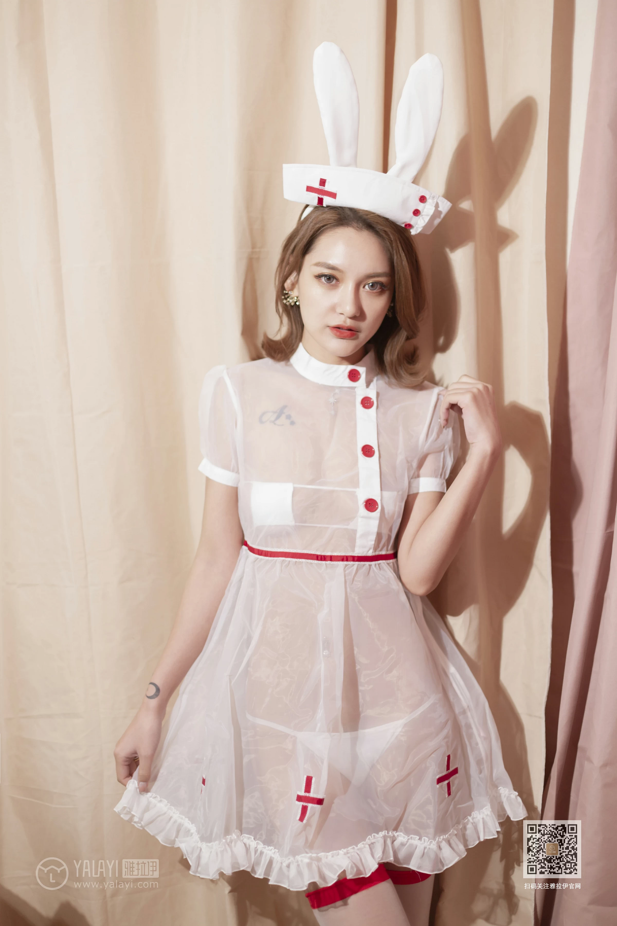 [YALAYI雅拉伊]Vol.556 最美守护者 刘子炀 透视情趣护士制服加白色丝袜美腿玉足性感私房写真集第1张