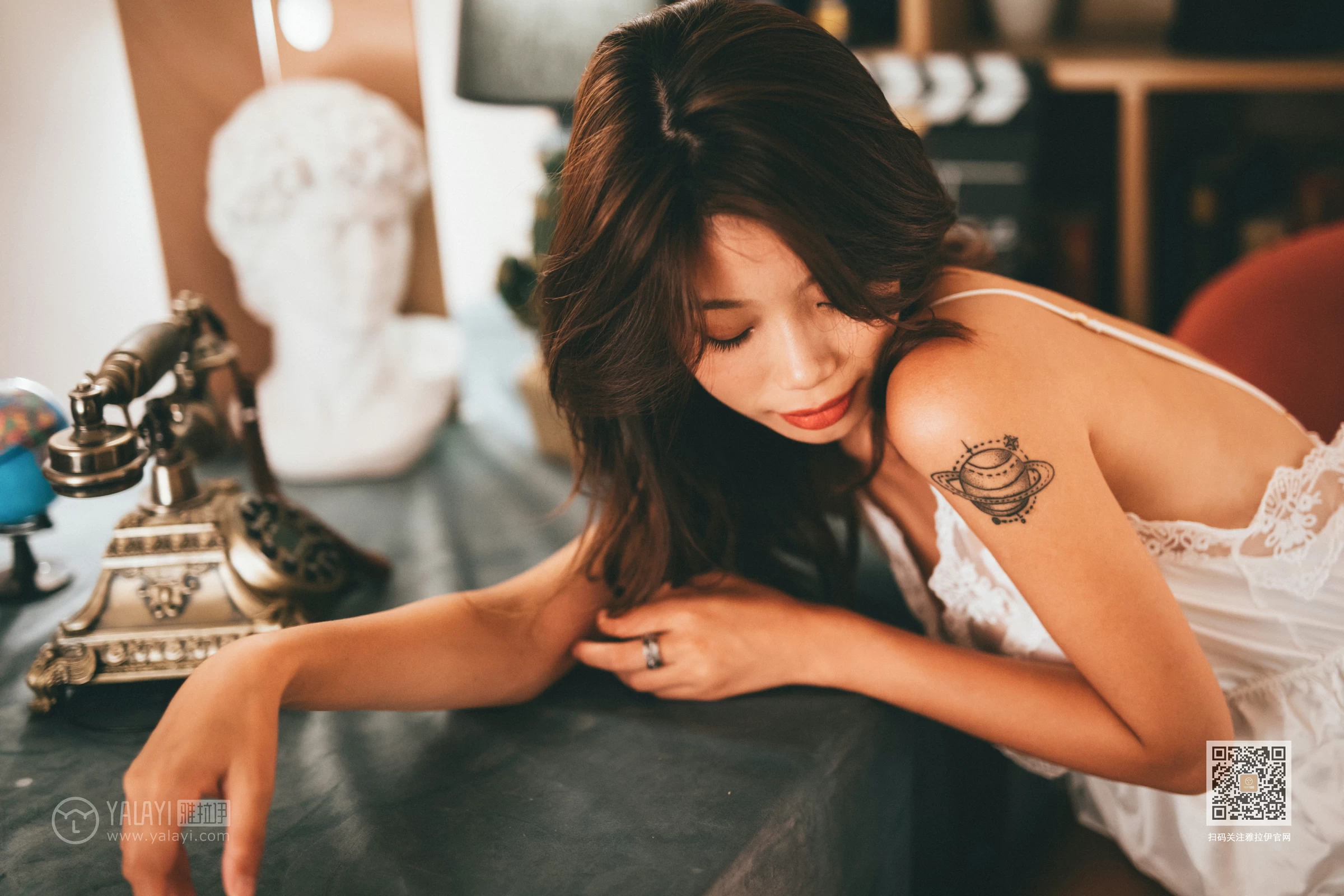 [YALAYI雅拉伊]Vol.561 篝火女郎 静初 白色透视蕾丝睡衣性感私房写真集第5张