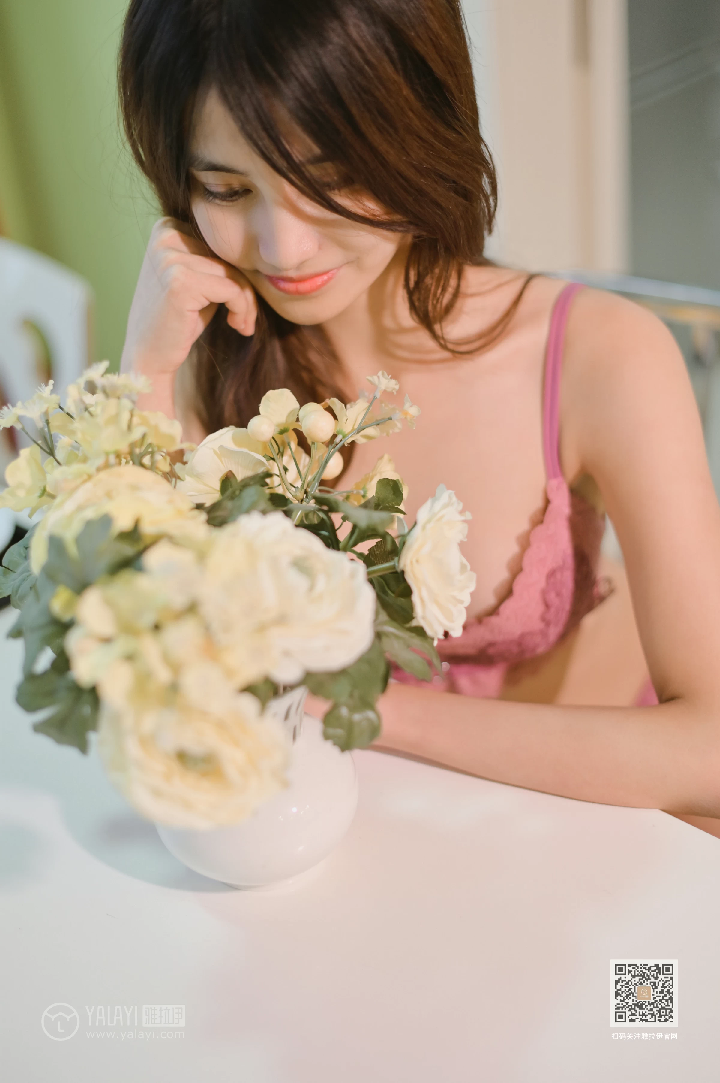 [YALAYI雅拉伊]Vol.574 搬进新家的第一天 彤彤 黑色性感内衣与粉色蕾丝内衣私房写真集第1张