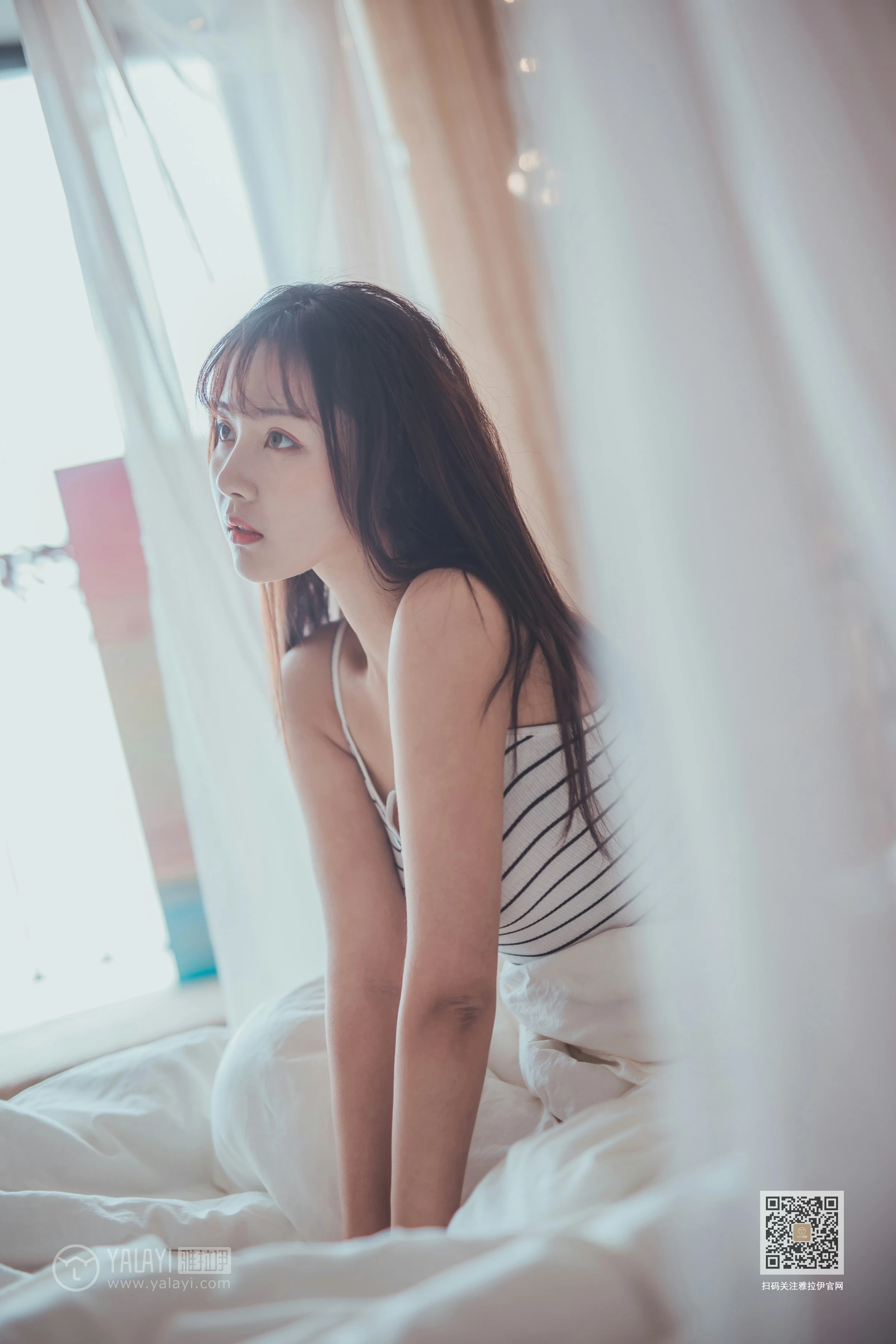 [YALAYI雅拉伊]Vol.581 不想起床 唐芯 白色性感小背心居家私房写真集第1张