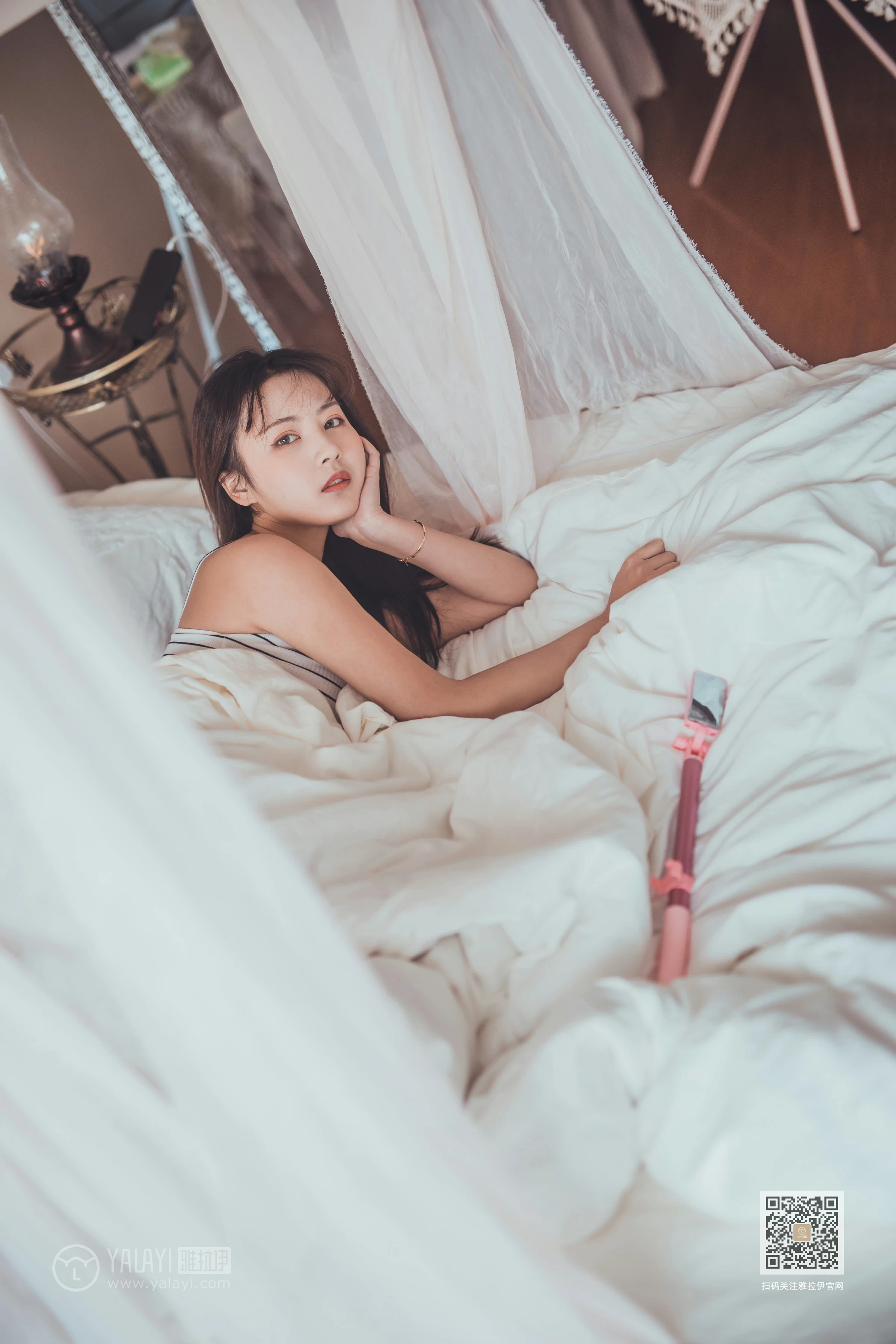[YALAYI雅拉伊]Vol.581 不想起床 唐芯 白色性感小背心居家私房写真集第10张