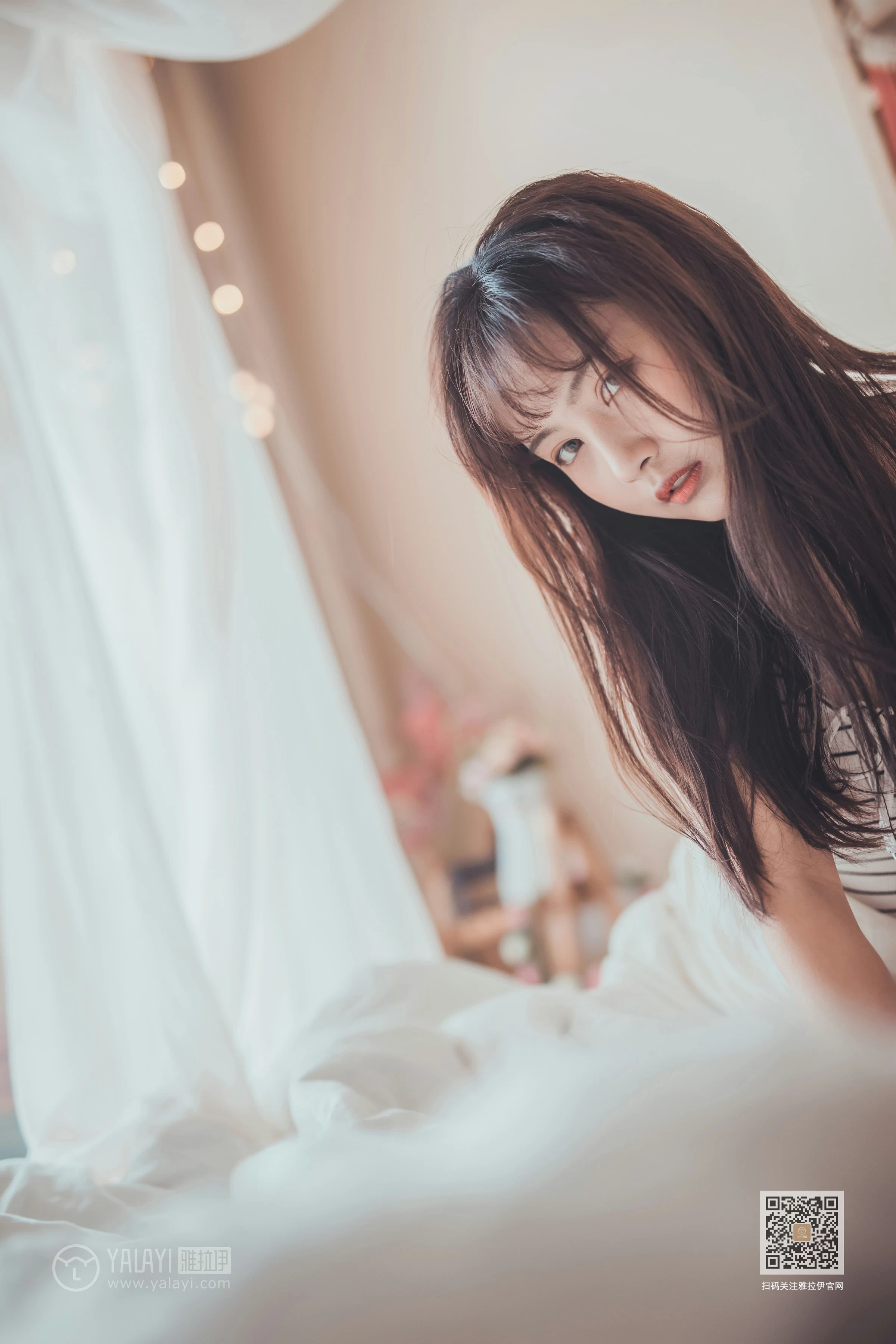 [YALAYI雅拉伊]Vol.581 不想起床 唐芯 白色性感小背心居家私房写真集第12张