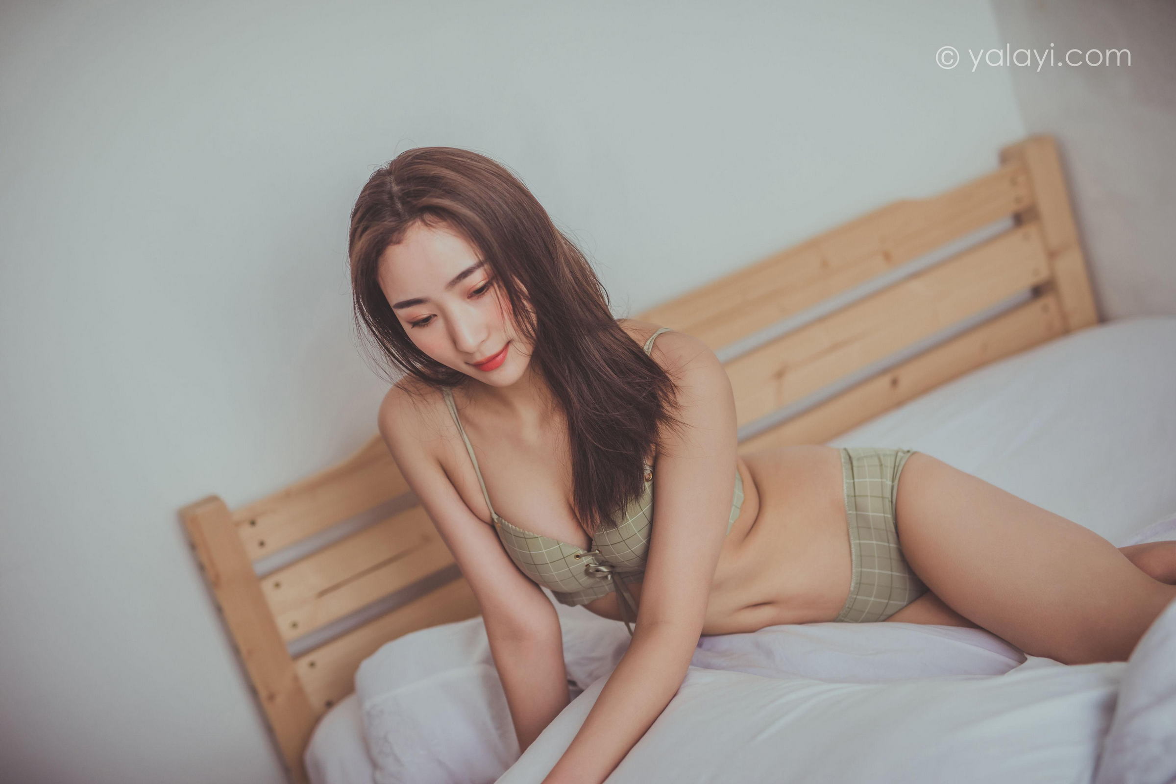 [YALAYI雅拉伊]Vol.587 蜗居 海棠 灰色内衣居家性感私房写真集第2张