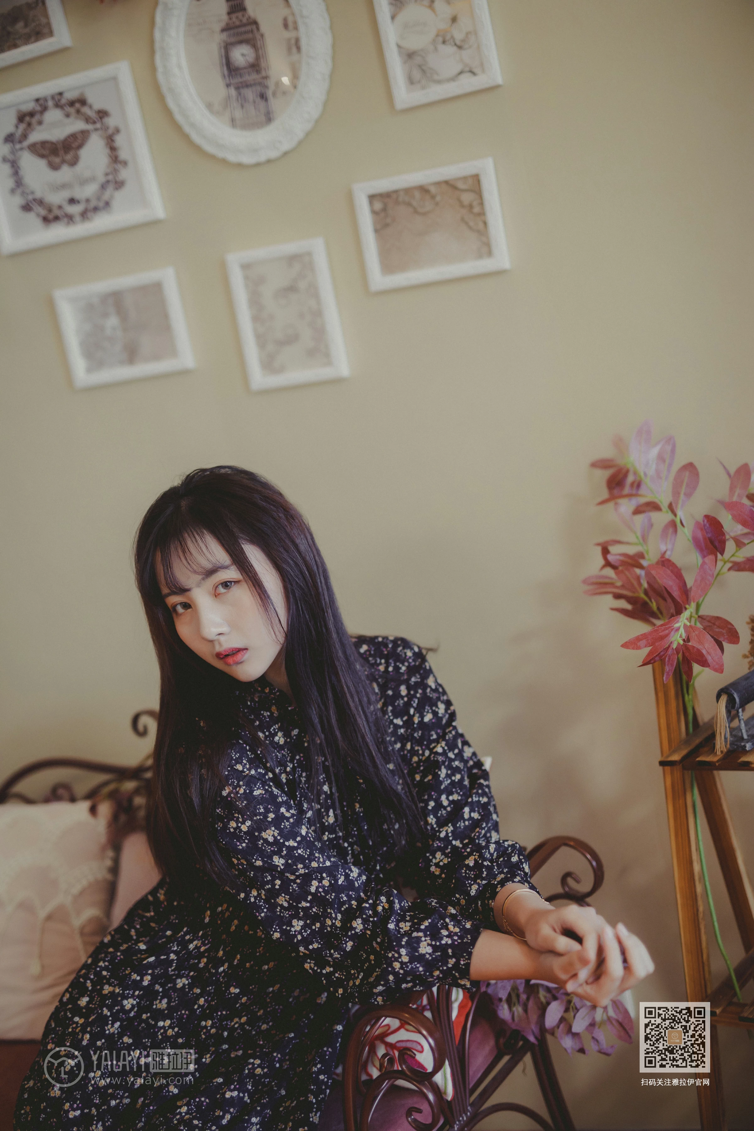 [YALAYI雅拉伊]Vol.593 南方姑娘 唐芯 黑色连衣裙居家私房写真集第2张