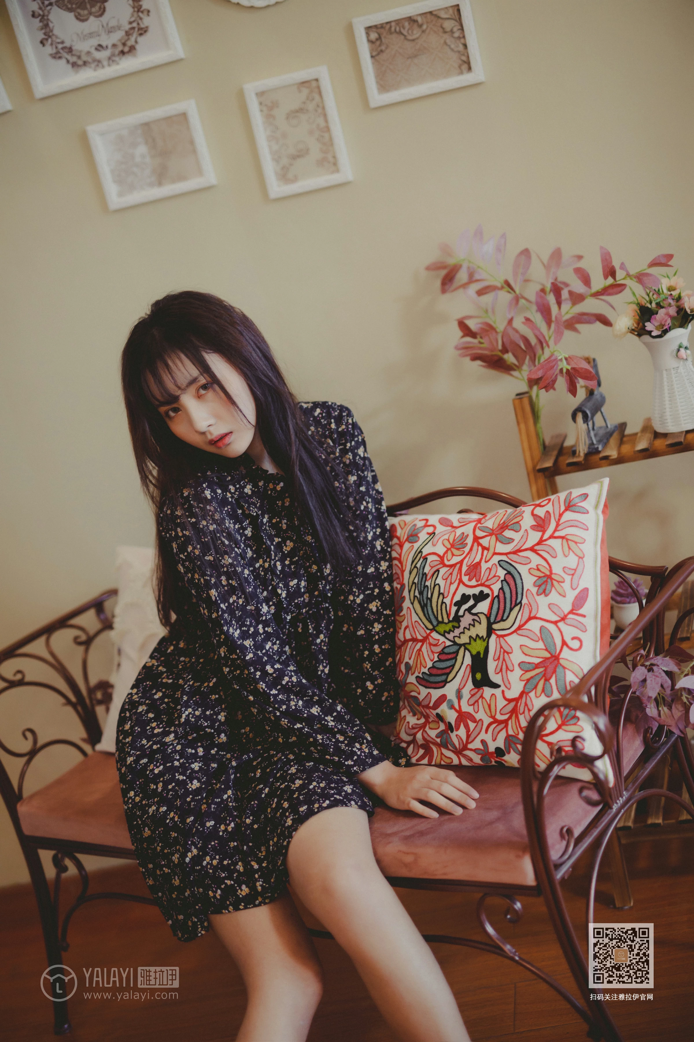 [YALAYI雅拉伊]Vol.593 南方姑娘 唐芯 黑色连衣裙居家私房写真集第6张