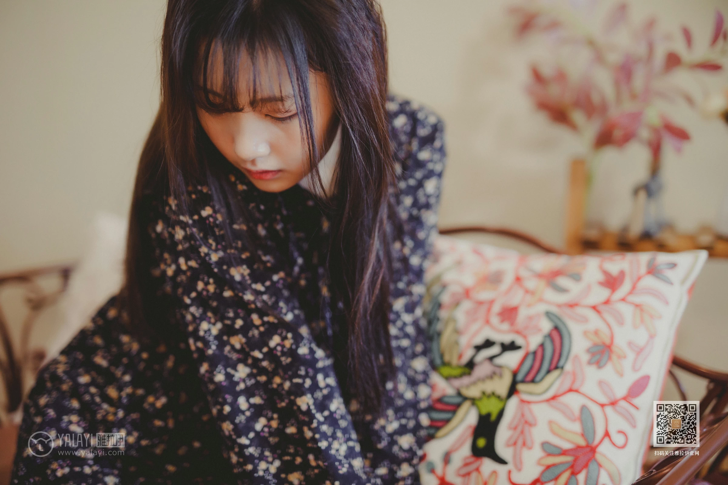 [YALAYI雅拉伊]Vol.593 南方姑娘 唐芯 黑色连衣裙居家私房写真集第6张