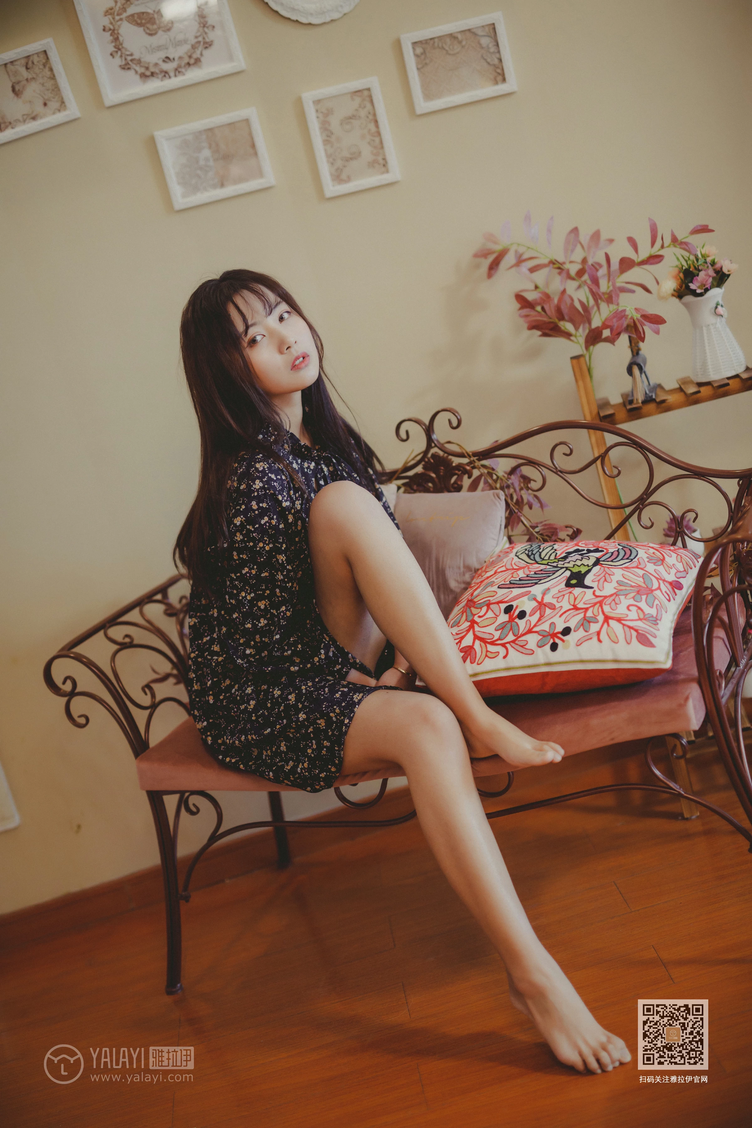 [YALAYI雅拉伊]Vol.593 南方姑娘 唐芯 黑色连衣裙居家私房写真集第7张
