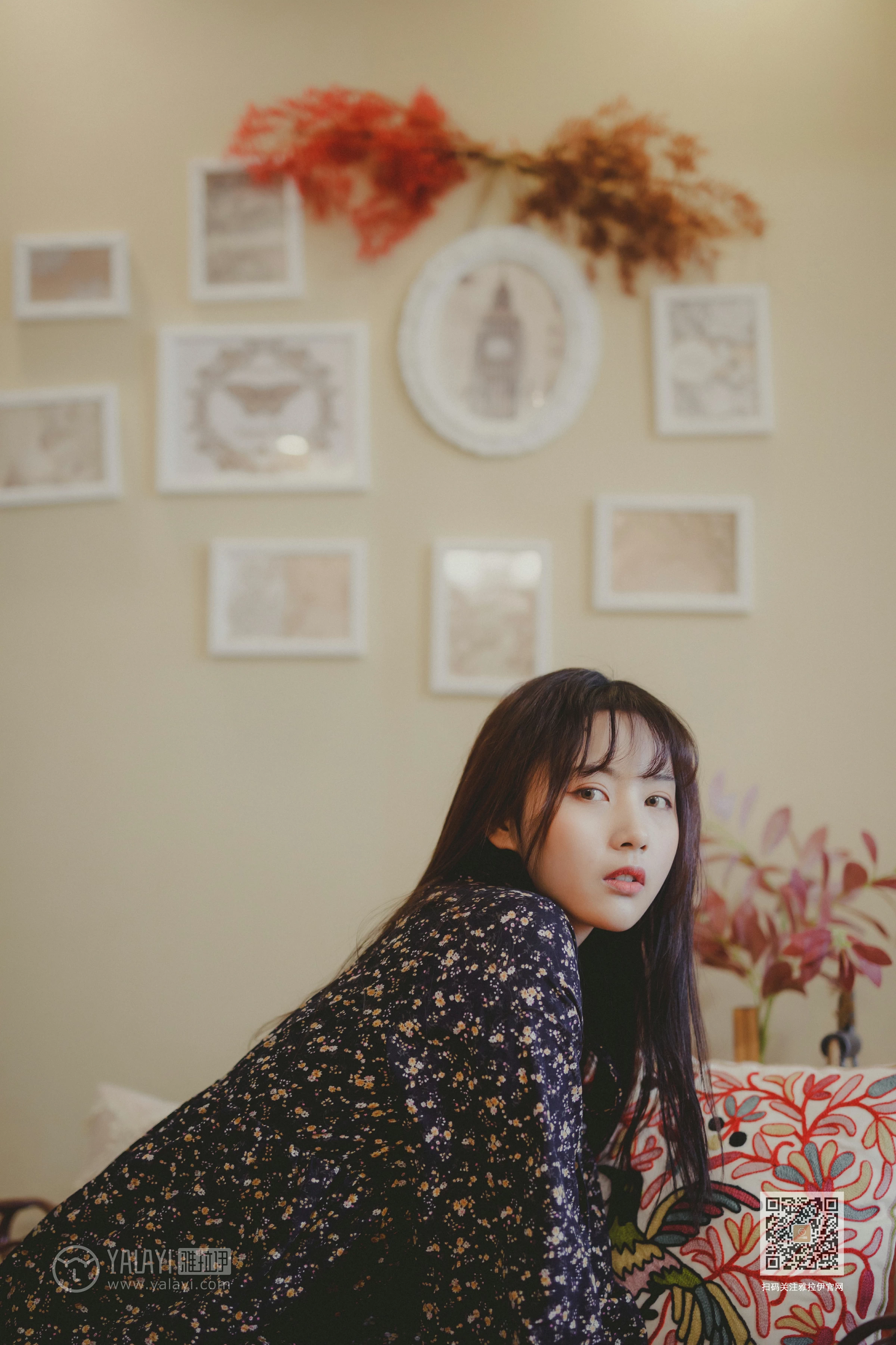 [YALAYI雅拉伊]Vol.593 南方姑娘 唐芯 黑色连衣裙居家私房写真集第7张