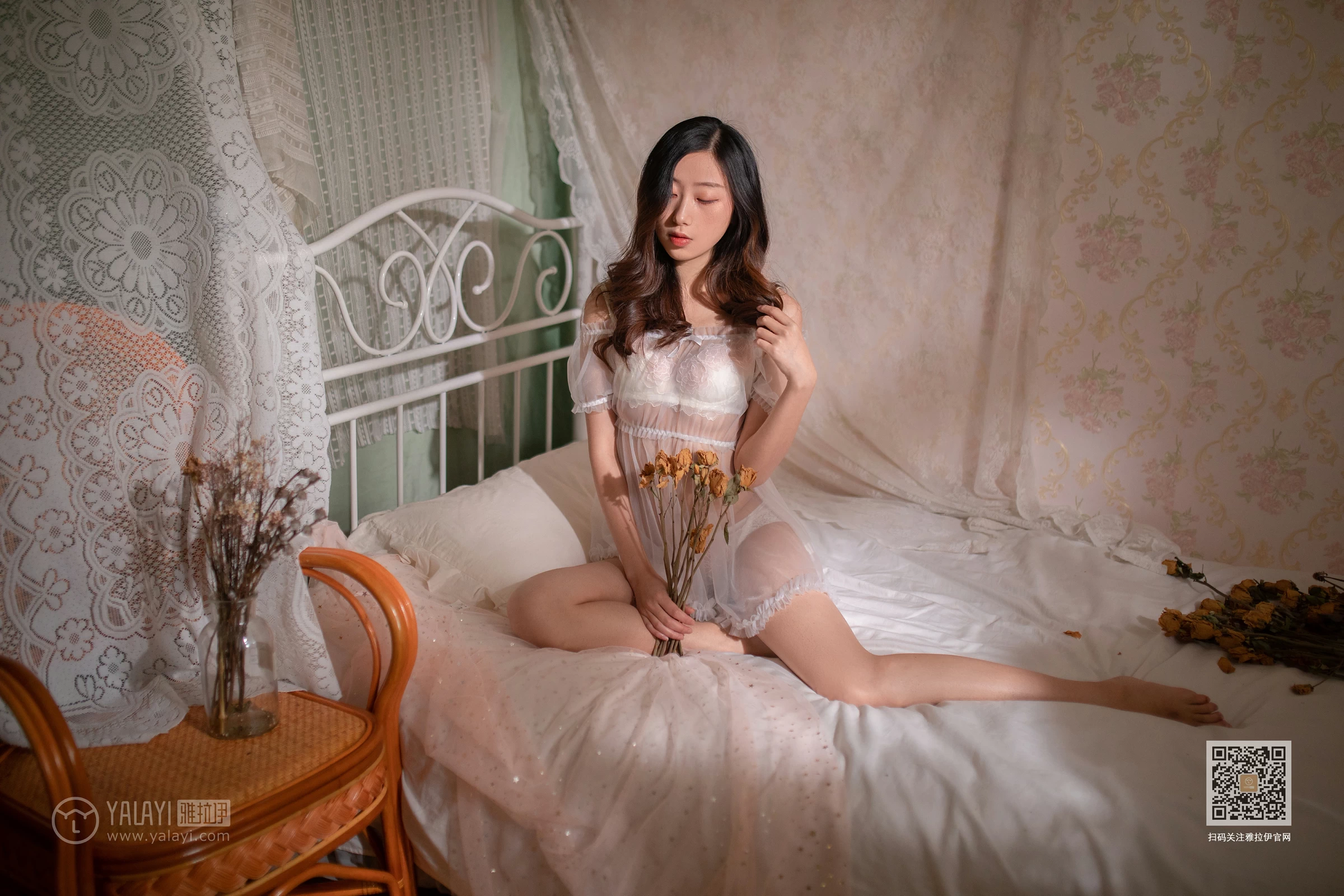 [YALAYI雅拉伊]NO.605 《茉莉》 晓琪 白色透视情趣内衣与红色吊带睡衣性感私房写真集第1张