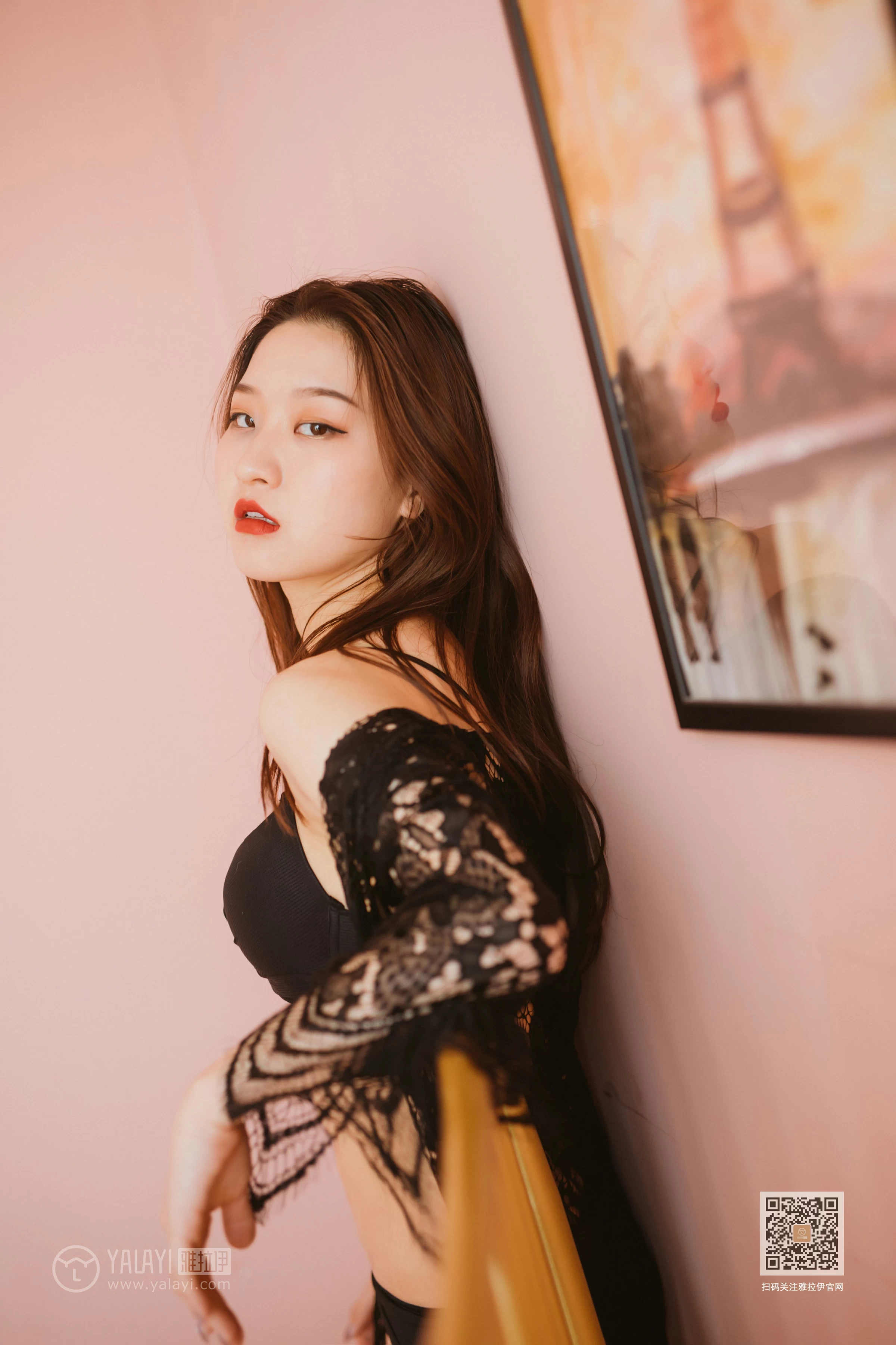 [YALAYI雅拉伊]NO.609 《想恋爱了》 明月 透视镂空睡衣加黑色性感内衣居家私房写真集第3张