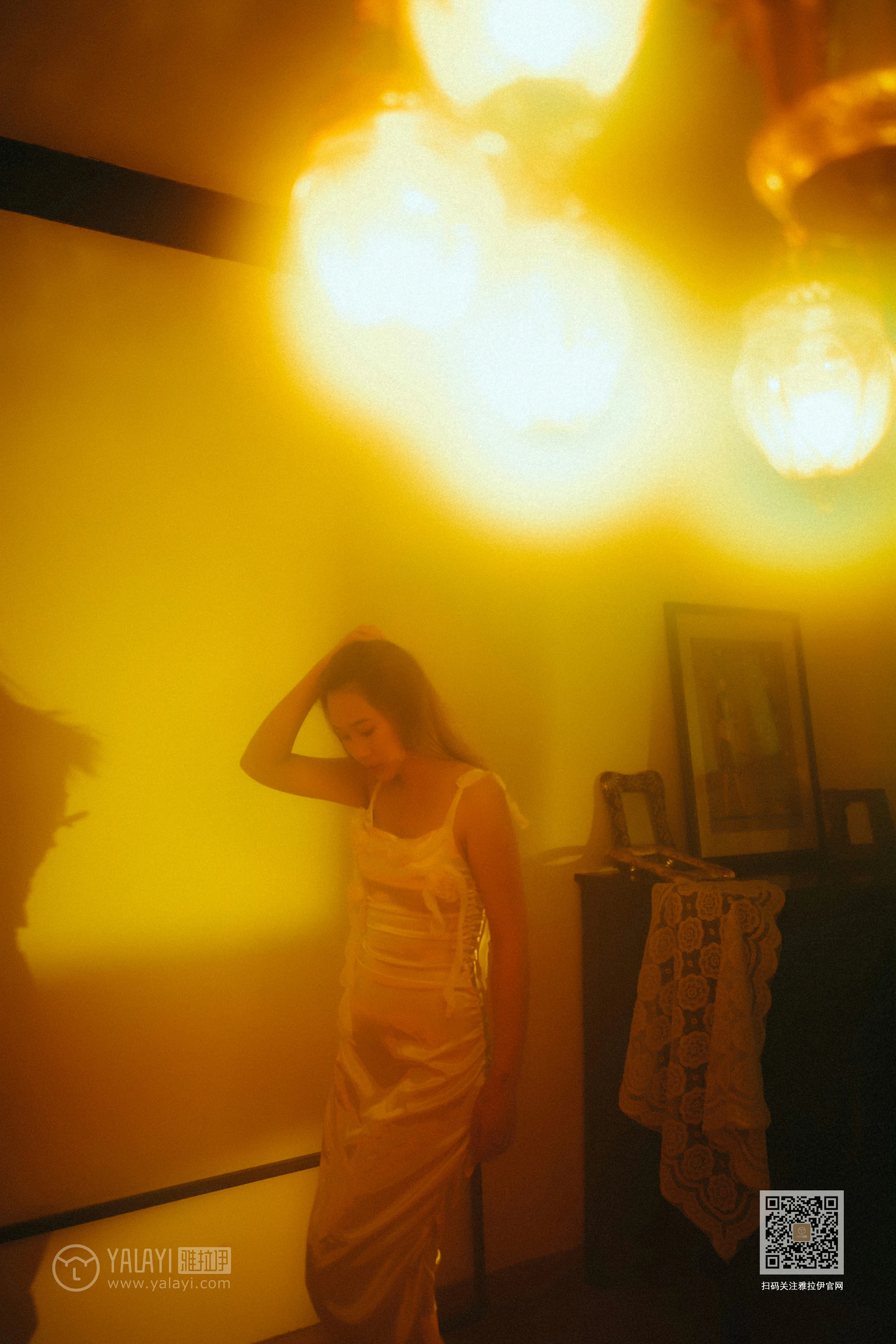 [YALAYI雅拉伊]NO.613 《对着暮光呢喃》 岳璐璐 白色吊带睡衣裙加白色内衣性感私房写真集第3张