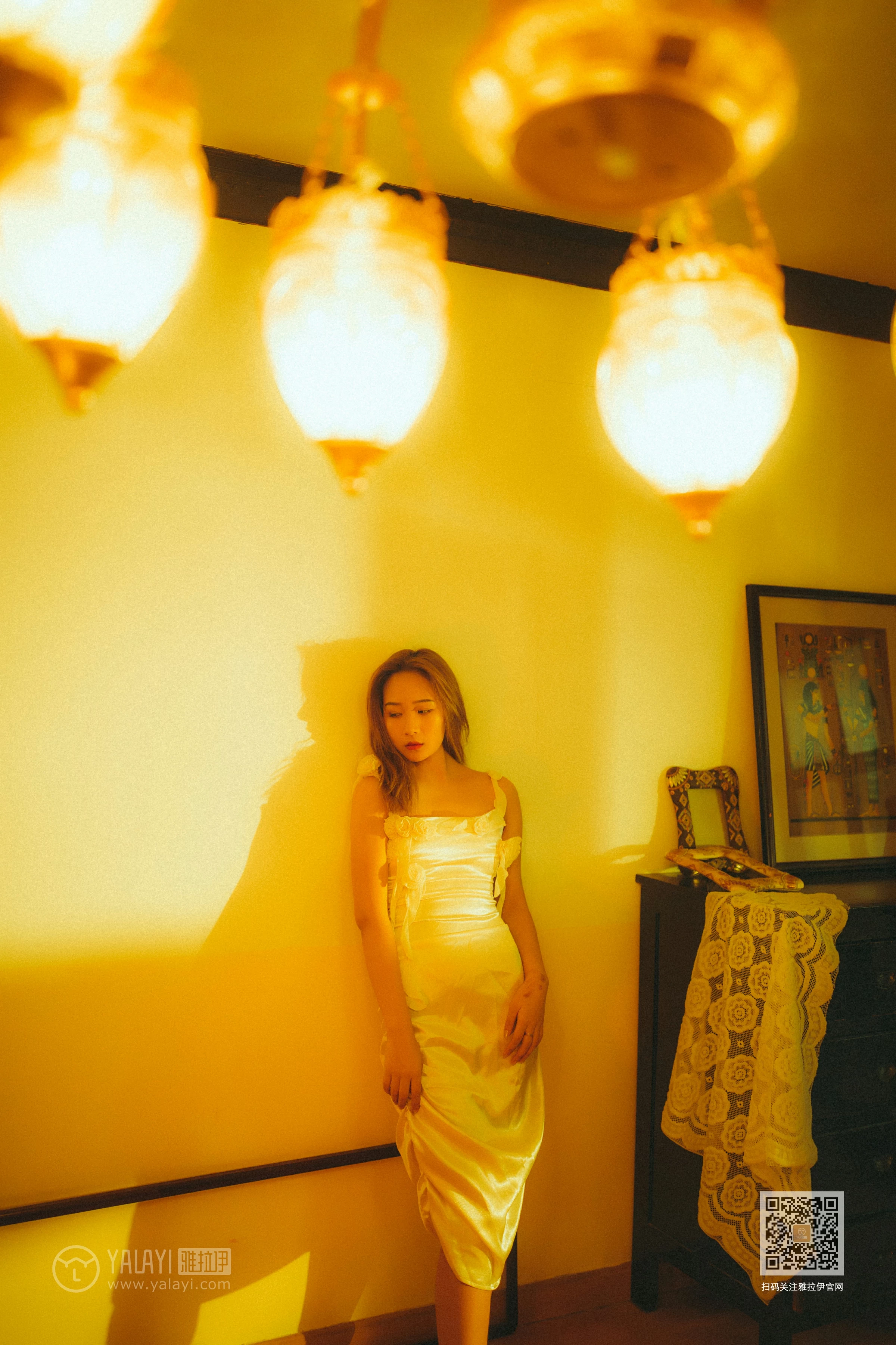 [YALAYI雅拉伊]NO.613 《对着暮光呢喃》 岳璐璐 白色吊带睡衣裙加白色内衣性感私房写真集第3张