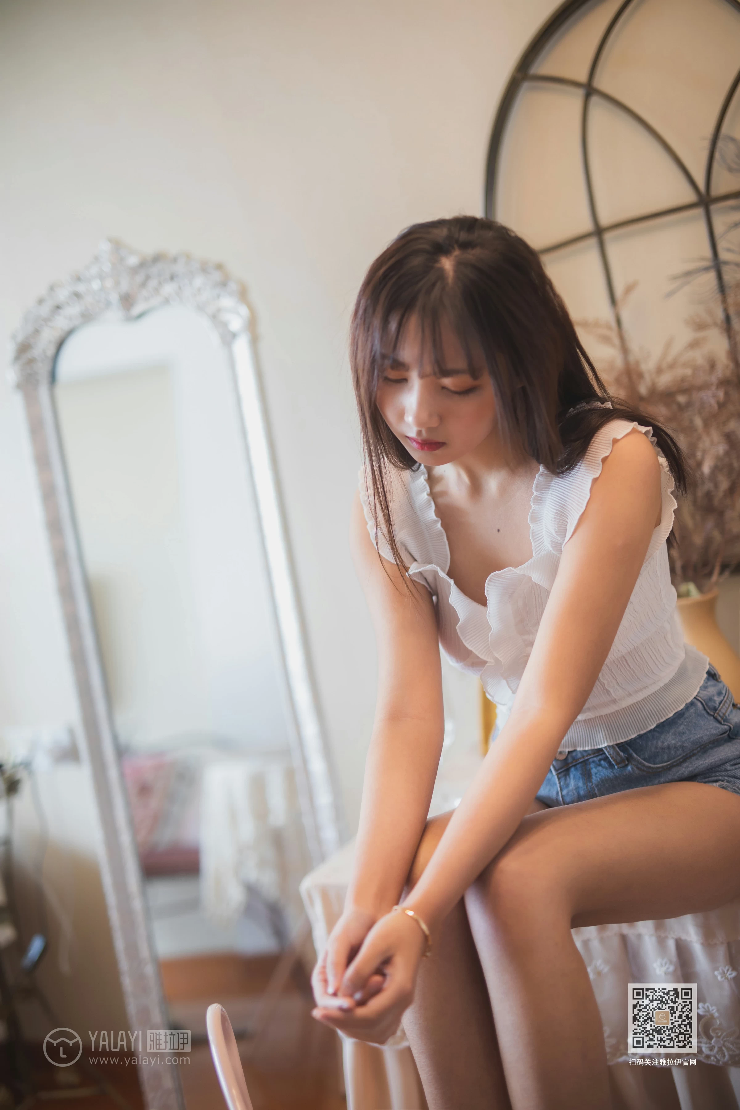 [YALAYI雅拉伊]NO.627 《试衣间》 唐芯 白色蕾丝背心加牛仔热裤性感私房写真集第7张