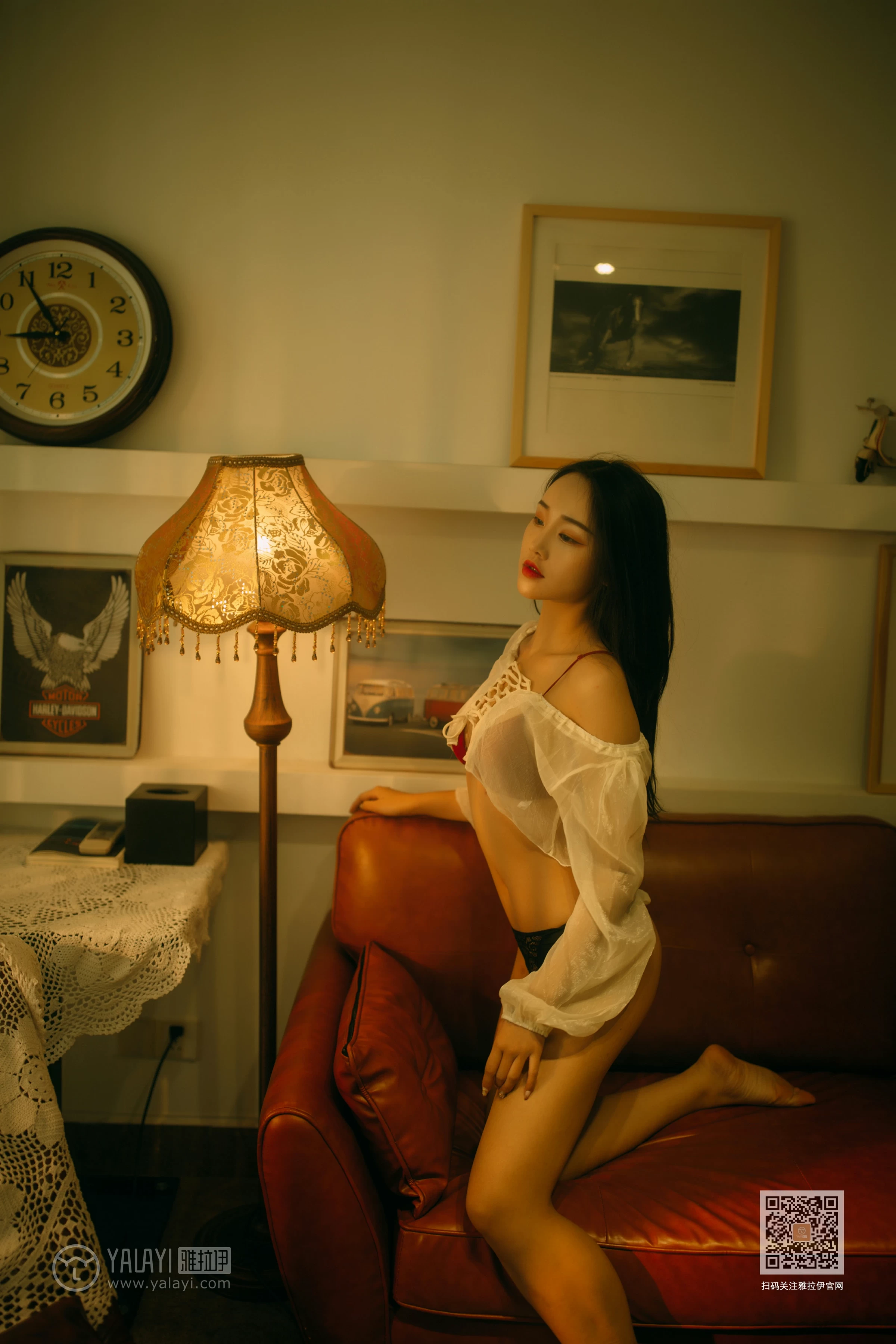 [YALAYI雅拉伊]NO.630 《华灯初上》 优优 白色透视衬衫加红色内衣性感私房写真集第2张