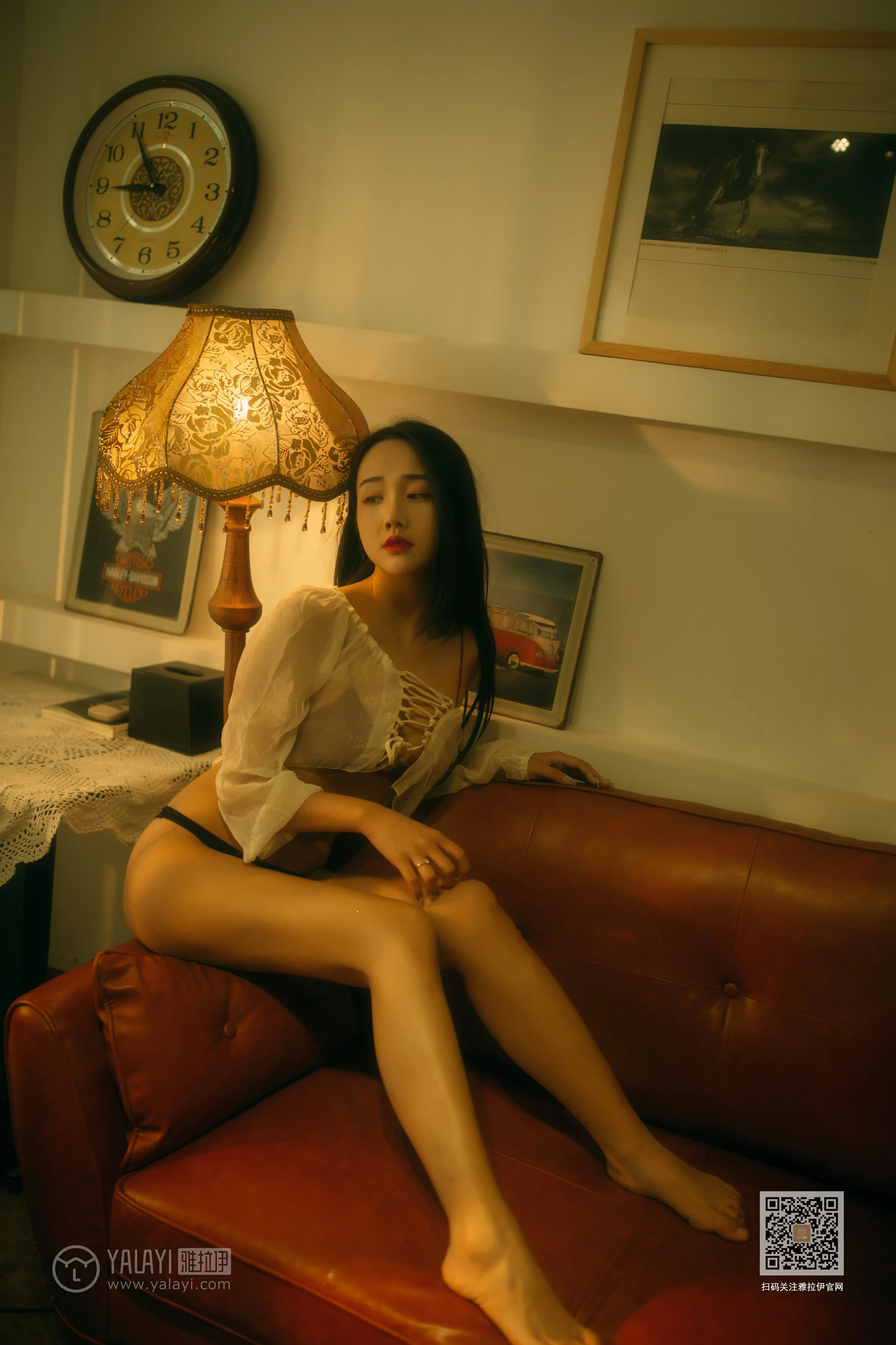 [YALAYI雅拉伊]NO.630 《华灯初上》 优优 白色透视衬衫加红色内衣性感私房写真集第4张