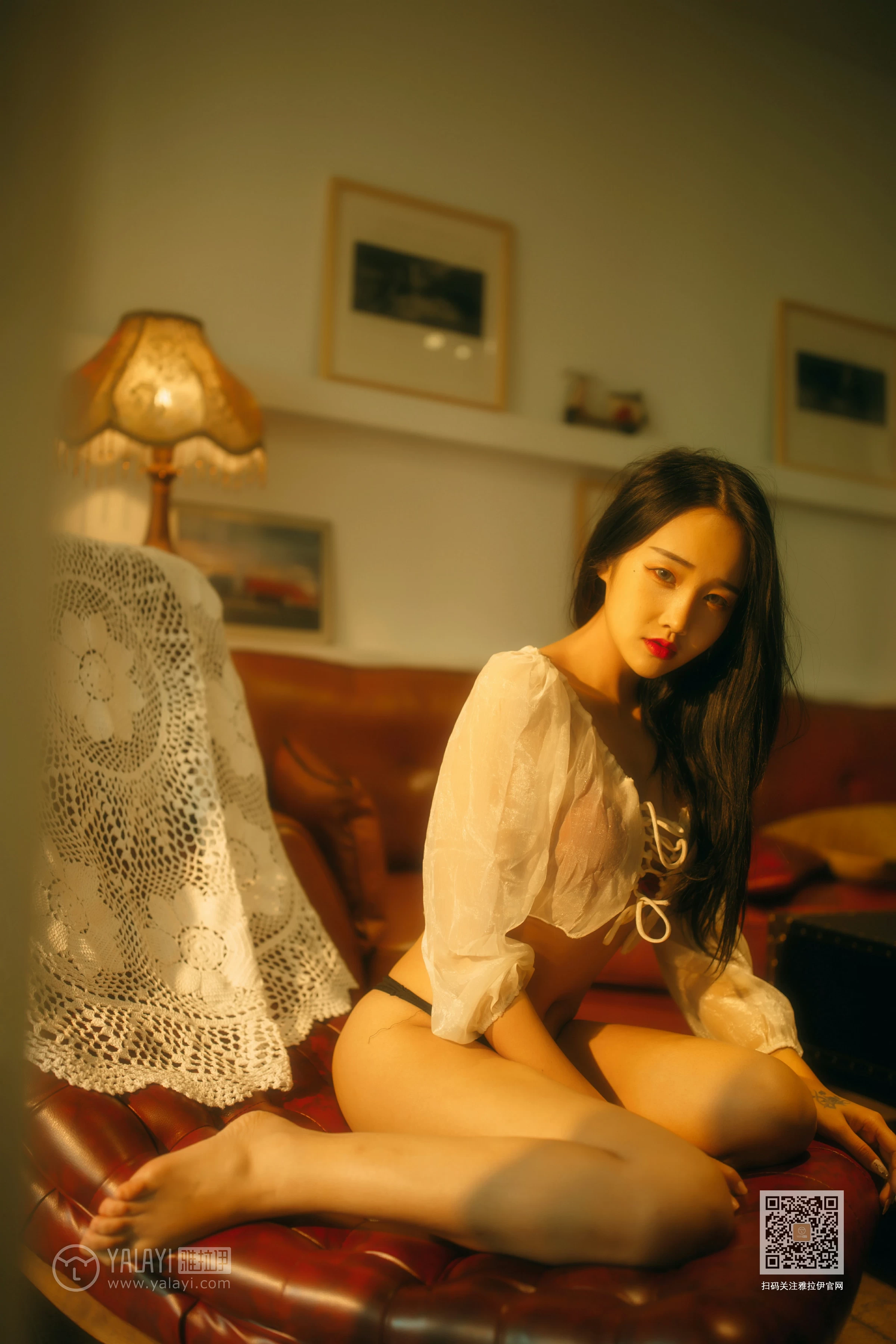 [YALAYI雅拉伊]NO.630 《华灯初上》 优优 白色透视衬衫加红色内衣性感私房写真集第7张