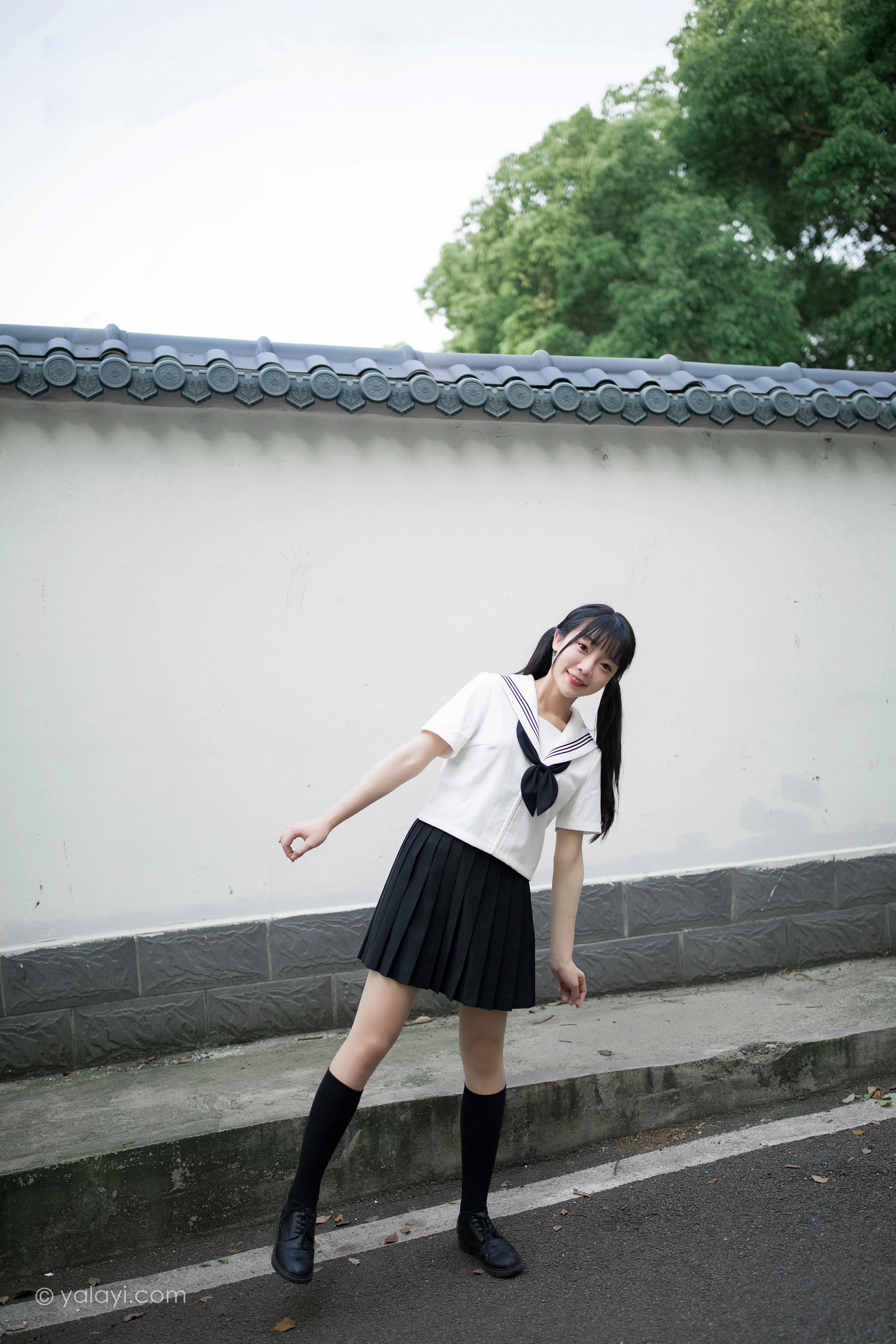 [YALAYI雅拉伊]NO.671 《放学一起走》 妙妙 JK水手制服与短裙加黑丝美腿写真第12张