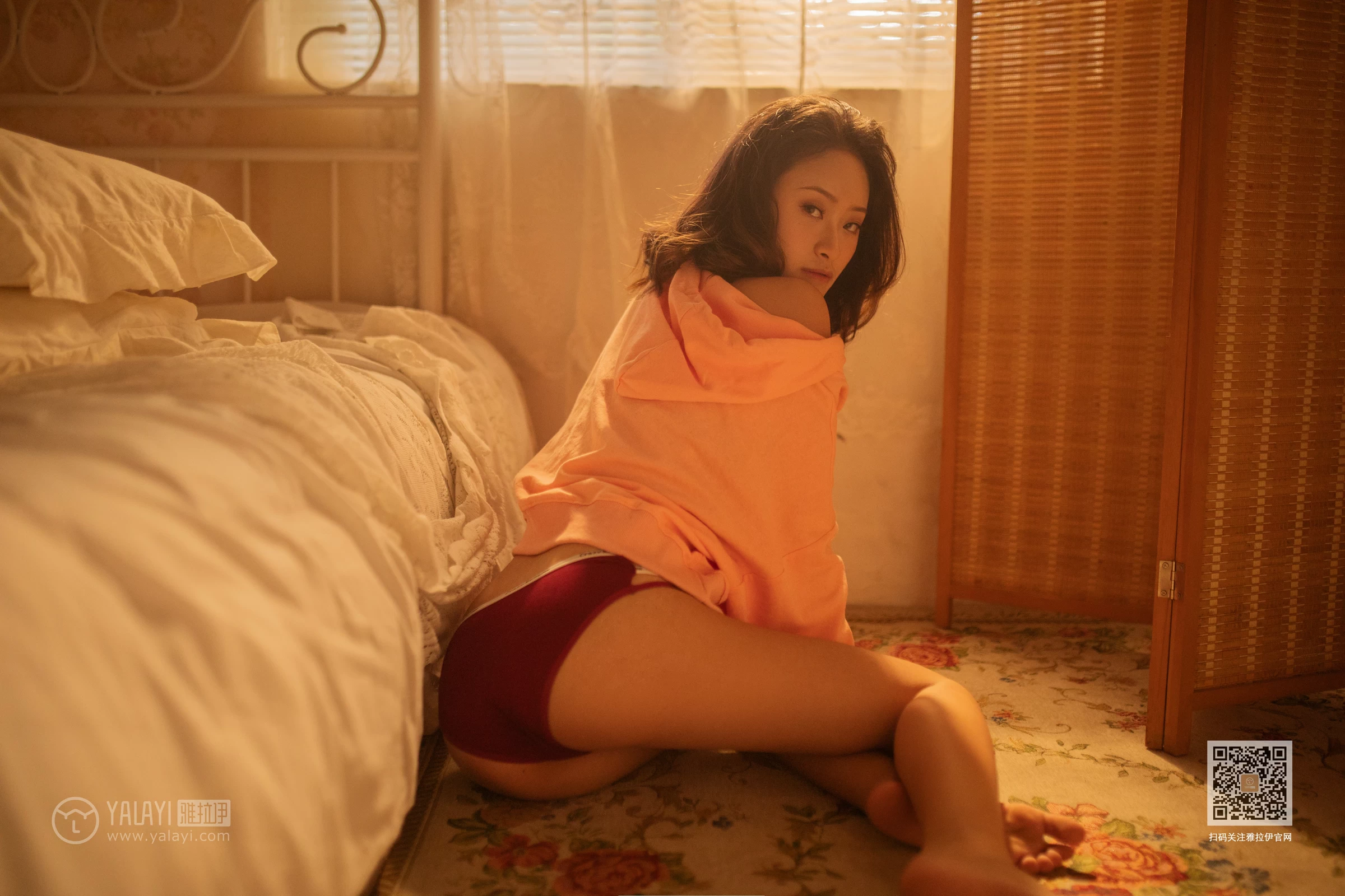 [YALAYI雅拉伊]NO.639 《慵懒小女人》 丁媛 红色卫衣居家性感私房写真集第13张