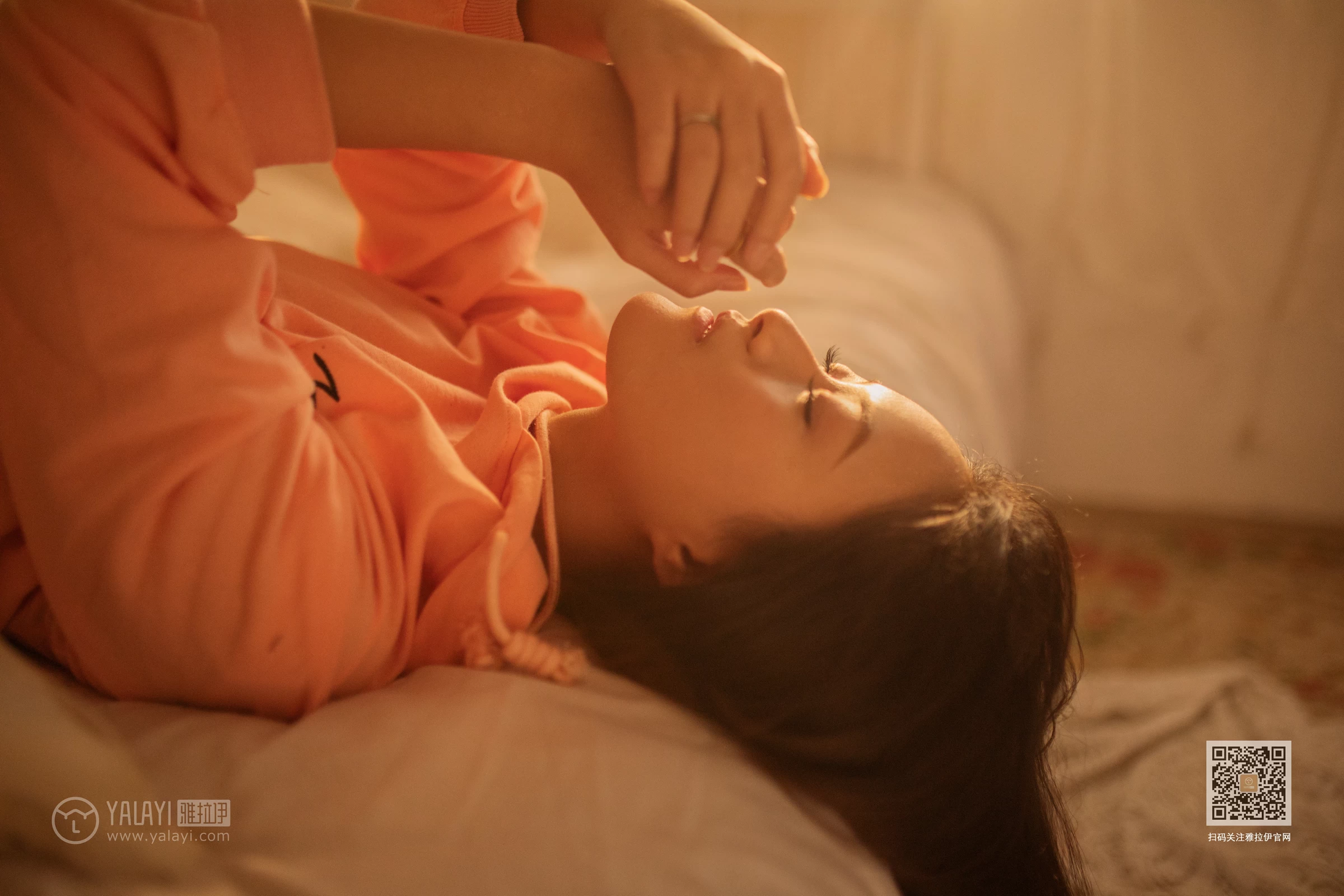 [YALAYI雅拉伊]NO.639 《慵懒小女人》 丁媛 红色卫衣居家性感私房写真集第7张