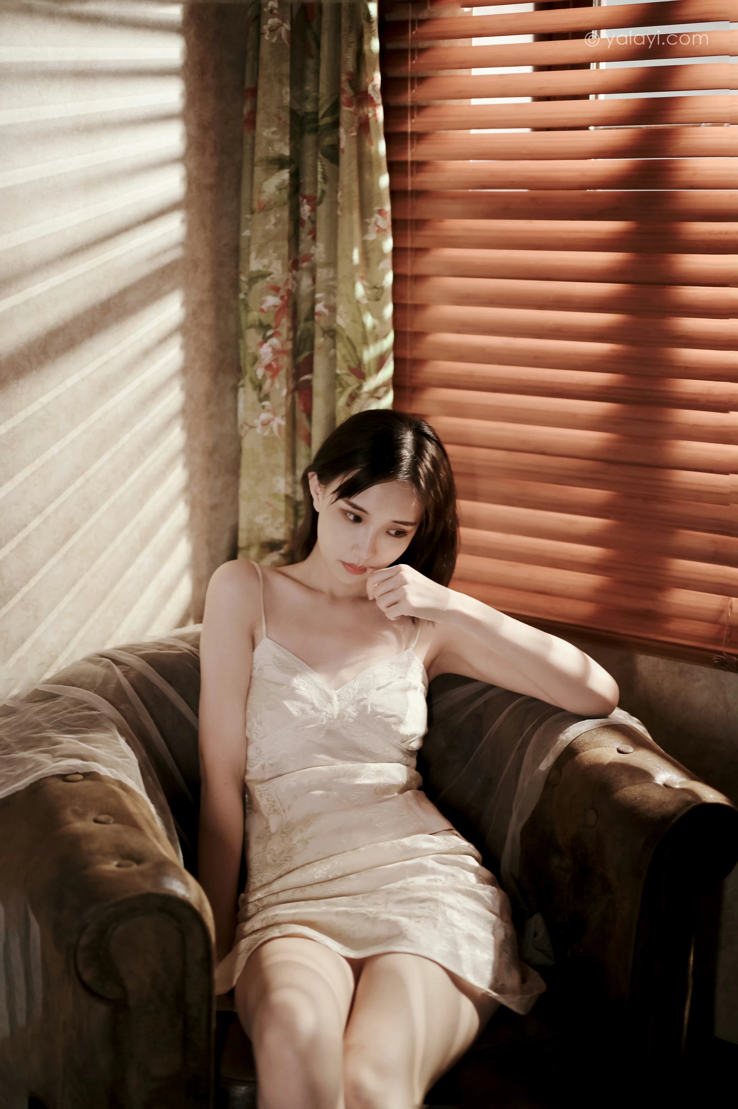 [YALAYI雅拉伊]NO.699 《长相思》 妍妍 白色吊带连衣裙居家私房写真集第3张