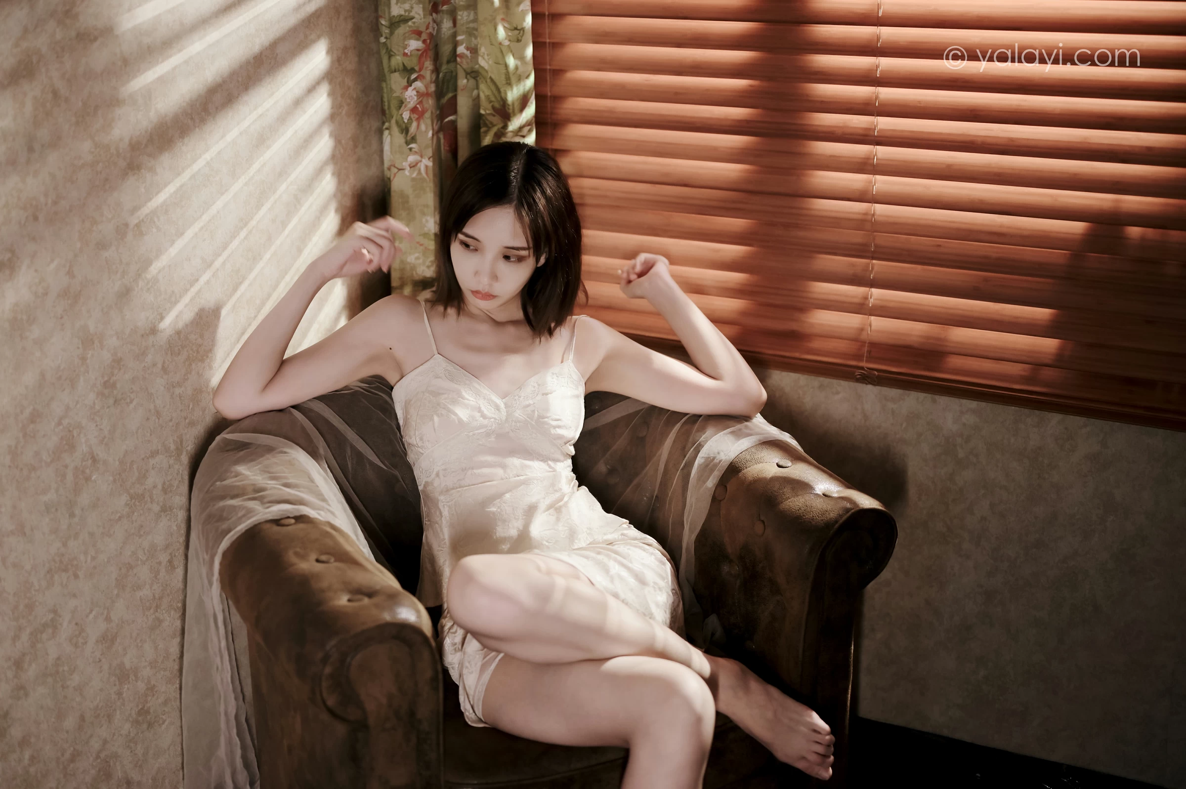 [YALAYI雅拉伊]NO.699 《长相思》 妍妍 白色吊带连衣裙居家私房写真集第2张
