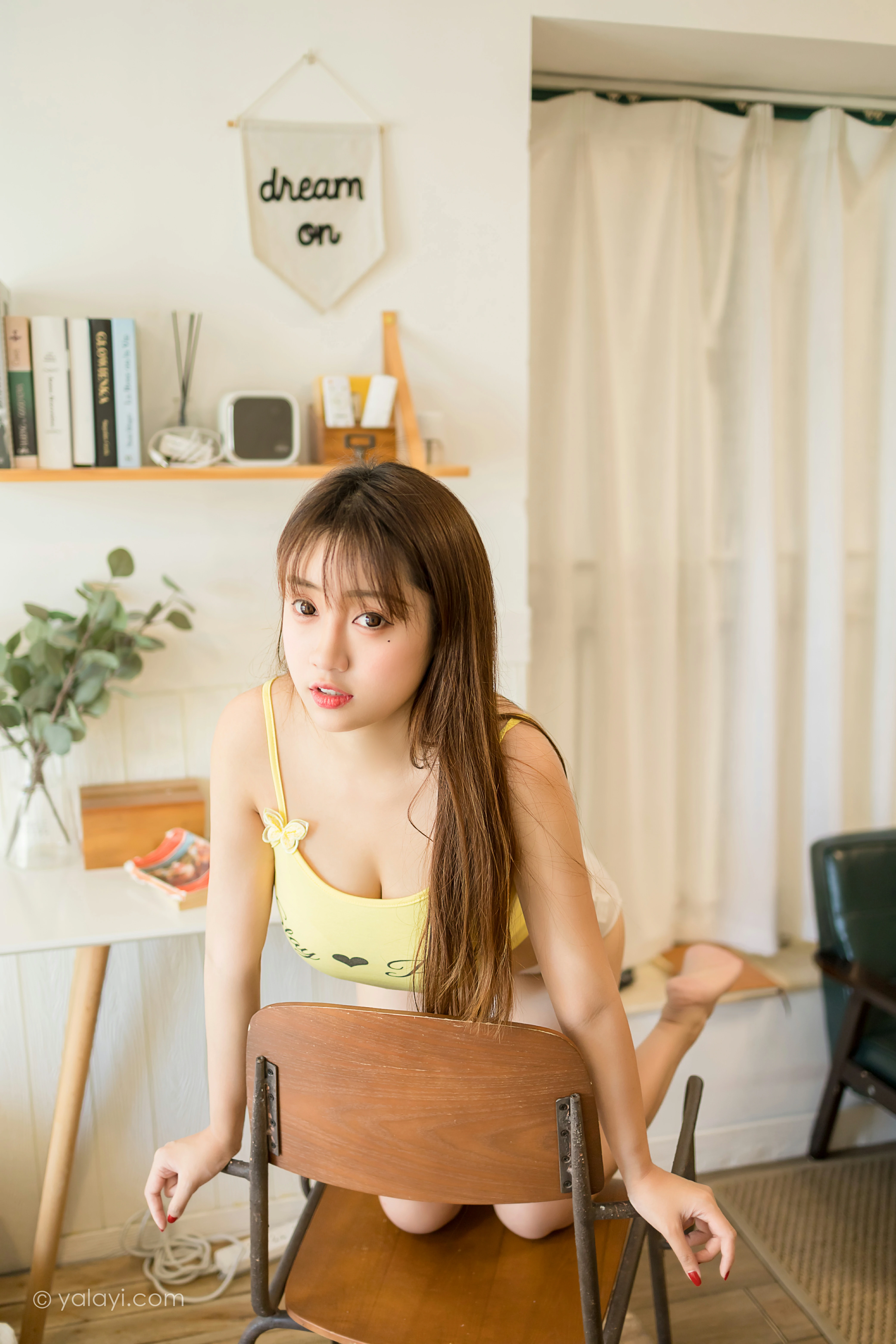 [YALAYI雅拉伊]NO.841 补习时间 虞艺 黄色性感小背心居家私房写真集第15张