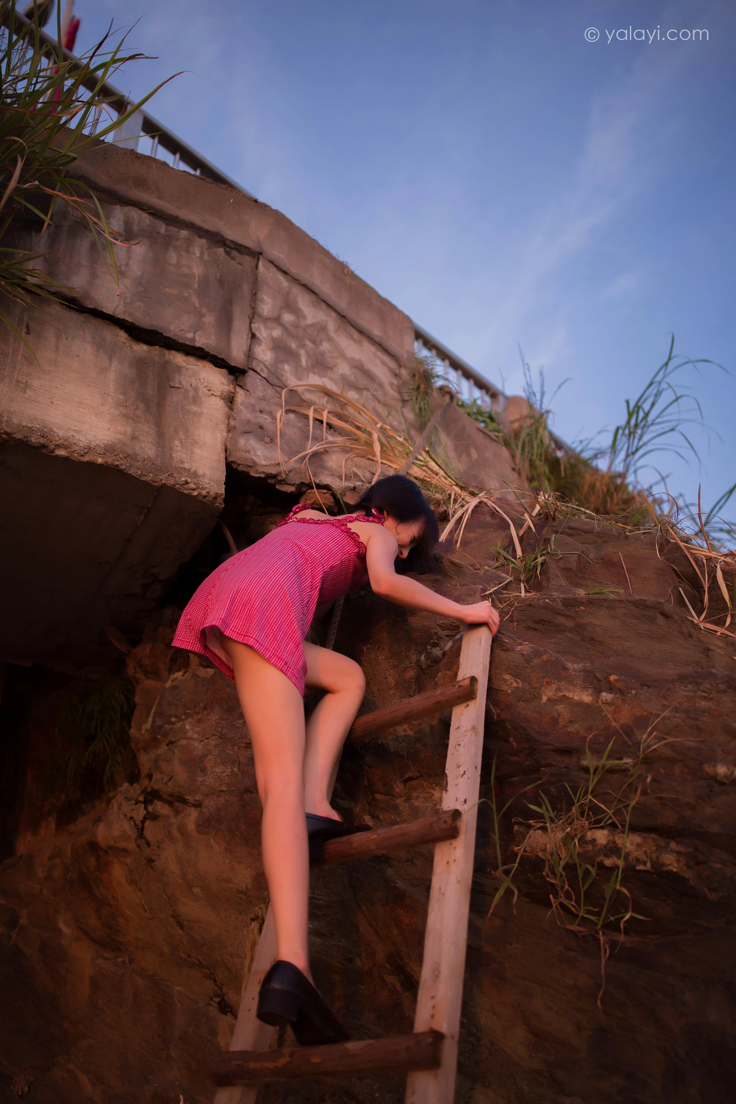 [YALAYI雅拉伊]NO.700 《杨柳岸》 周周 红色吊带连衣裙写真第4张