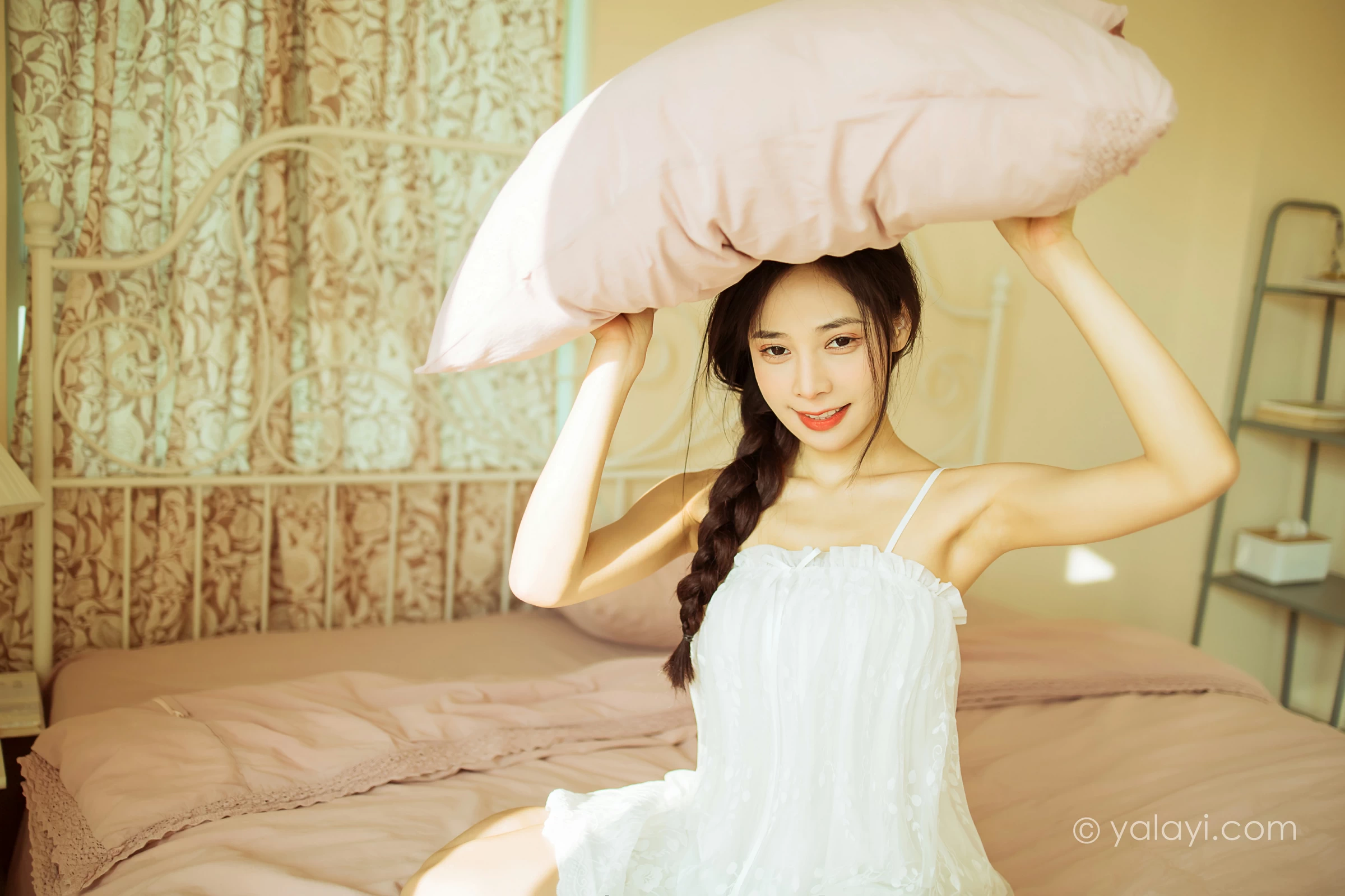 [YALAYI雅拉伊]2022.01.21 有一点生气 诗咏 白色吊带连衣裙性感写真集第7张