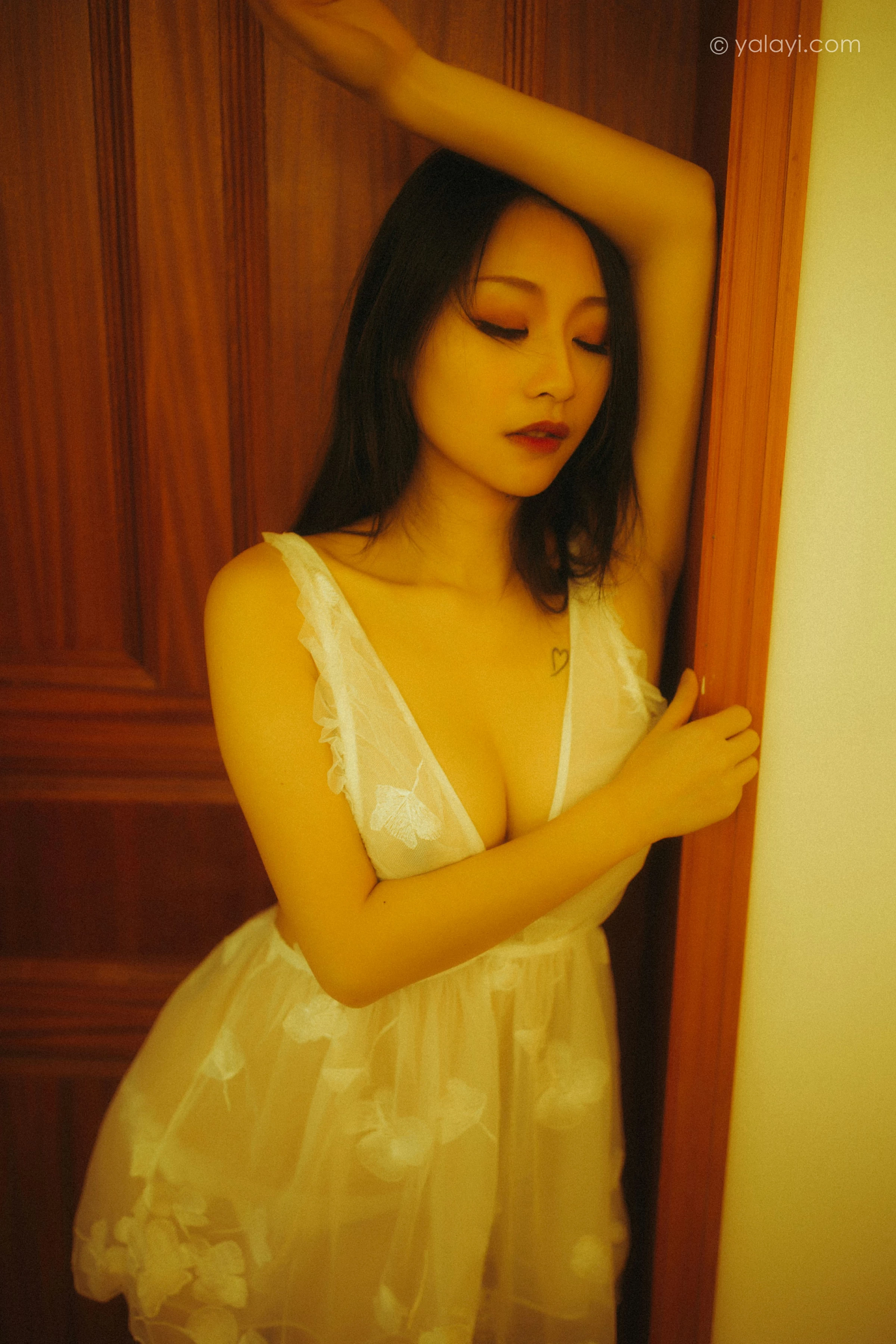 [YALAYI雅拉伊]NO.754 迷情公寓 婉儿 白色透视睡衣裙与连体镂空情趣内衣性感私房写真集第4张