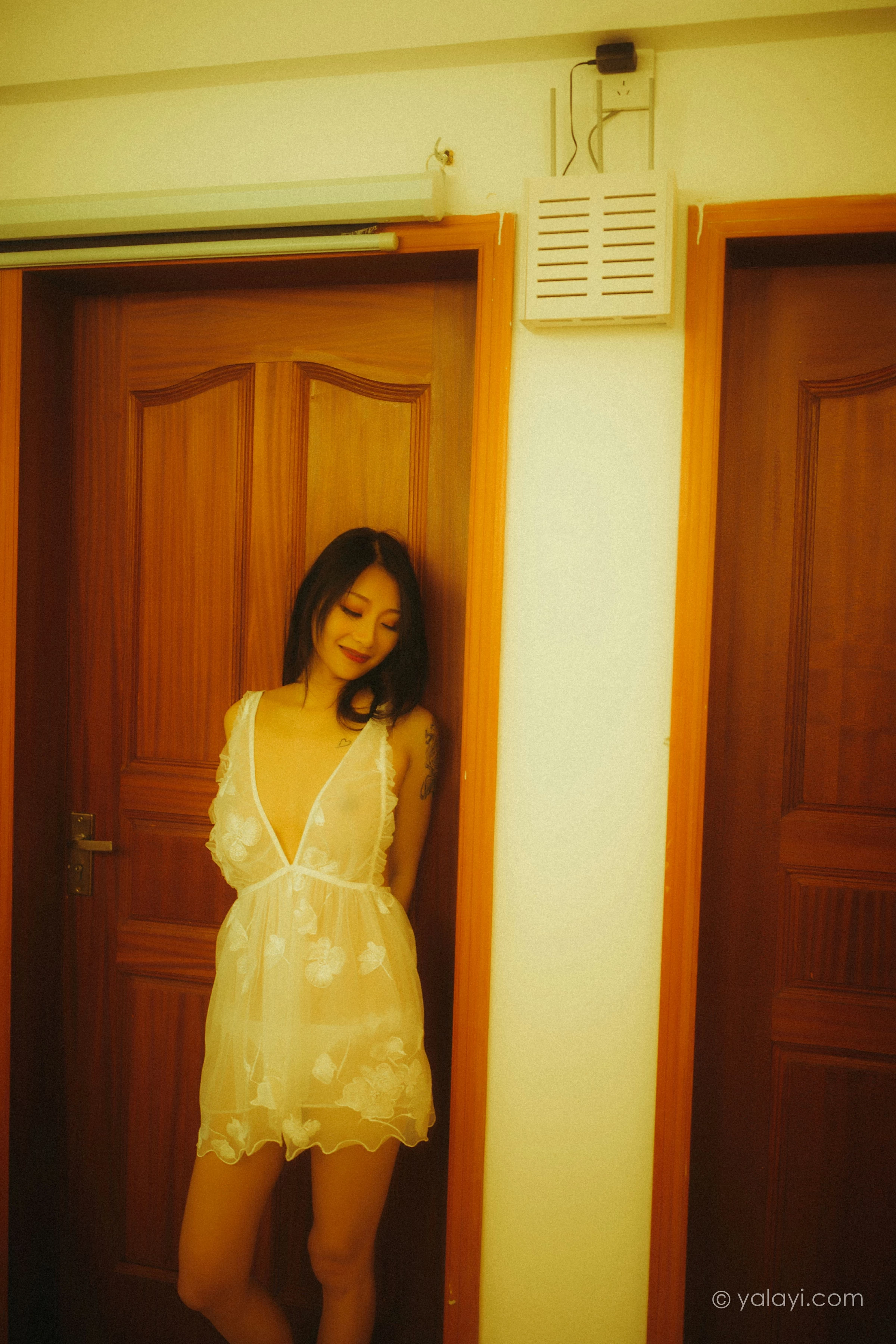 [YALAYI雅拉伊]NO.754 迷情公寓 婉儿 白色透视睡衣裙与连体镂空情趣内衣性感私房写真集第4张