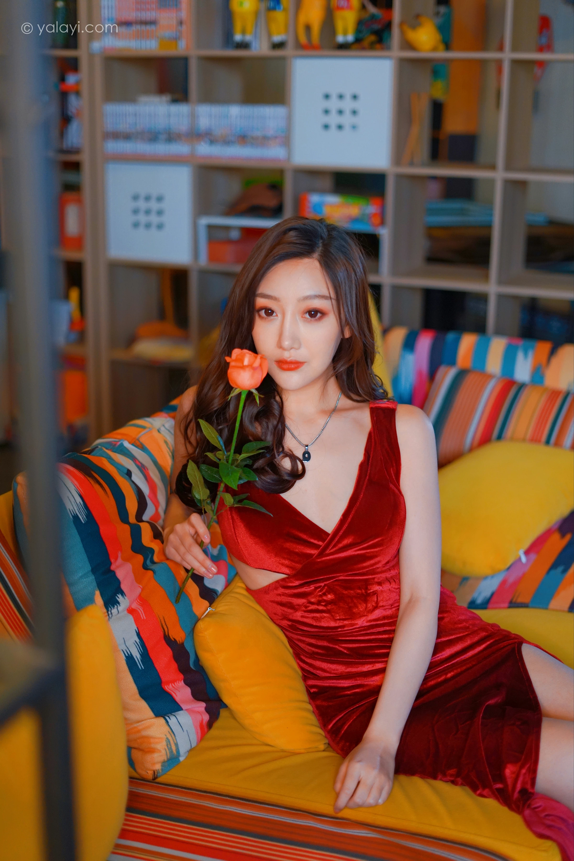 [YALAYI雅拉伊]2021.12.16 美人一笑也倾城 蕊思 红色连身礼服裙性感休闲写真集第6张