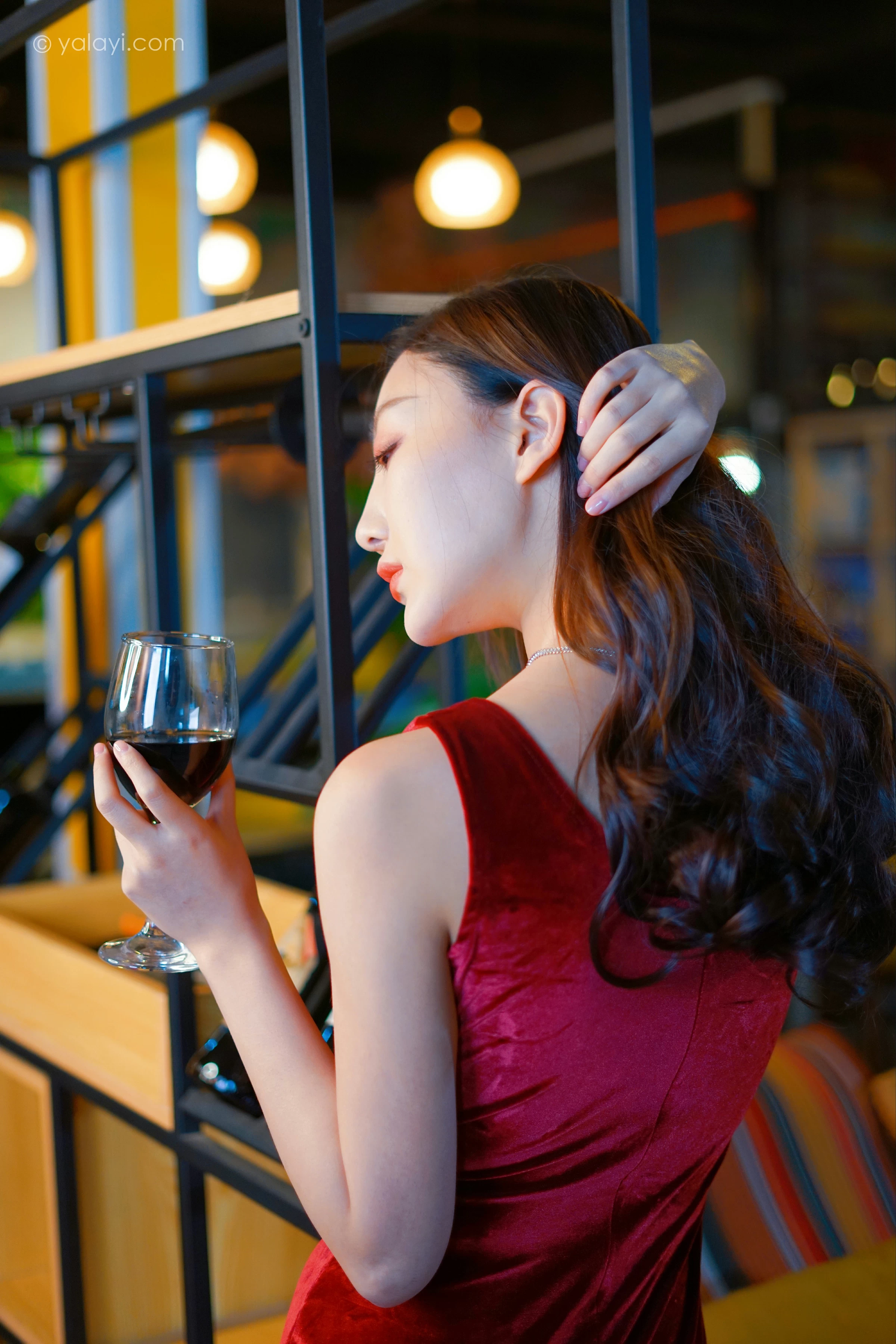 [YALAYI雅拉伊]2021.12.16 美人一笑也倾城 蕊思 红色连身礼服裙性感休闲写真集第13张