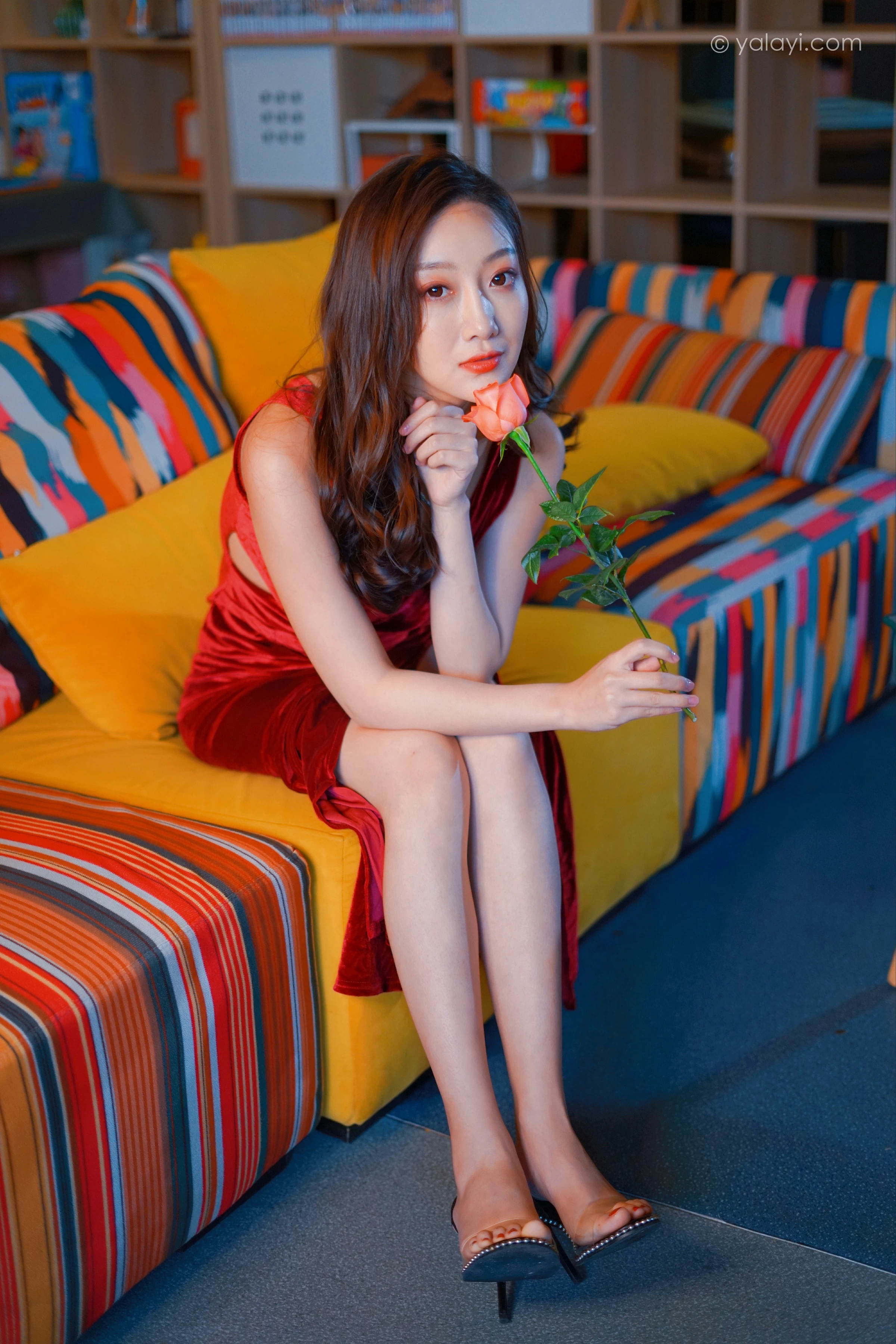 [YALAYI雅拉伊]2021.12.16 美人一笑也倾城 蕊思 红色连身礼服裙性感休闲写真集第13张