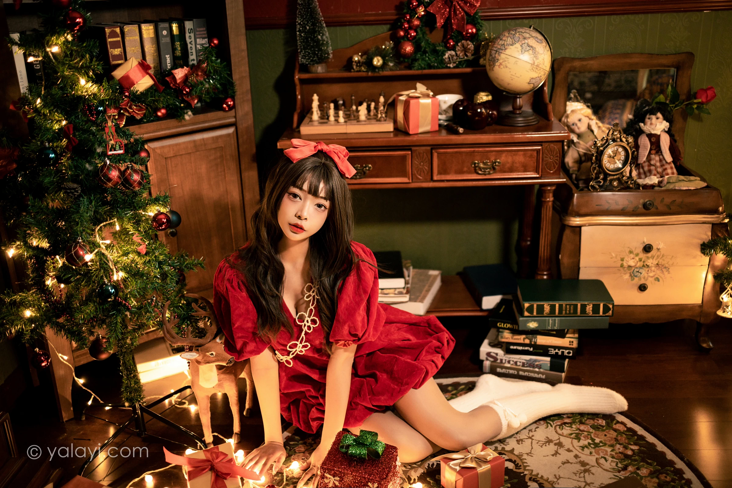 [YALAYI雅拉伊]2021.12.20 快乐圣诞 阿禾 红色休闲连衣裙加白色绵袜居家私房写真集第13张