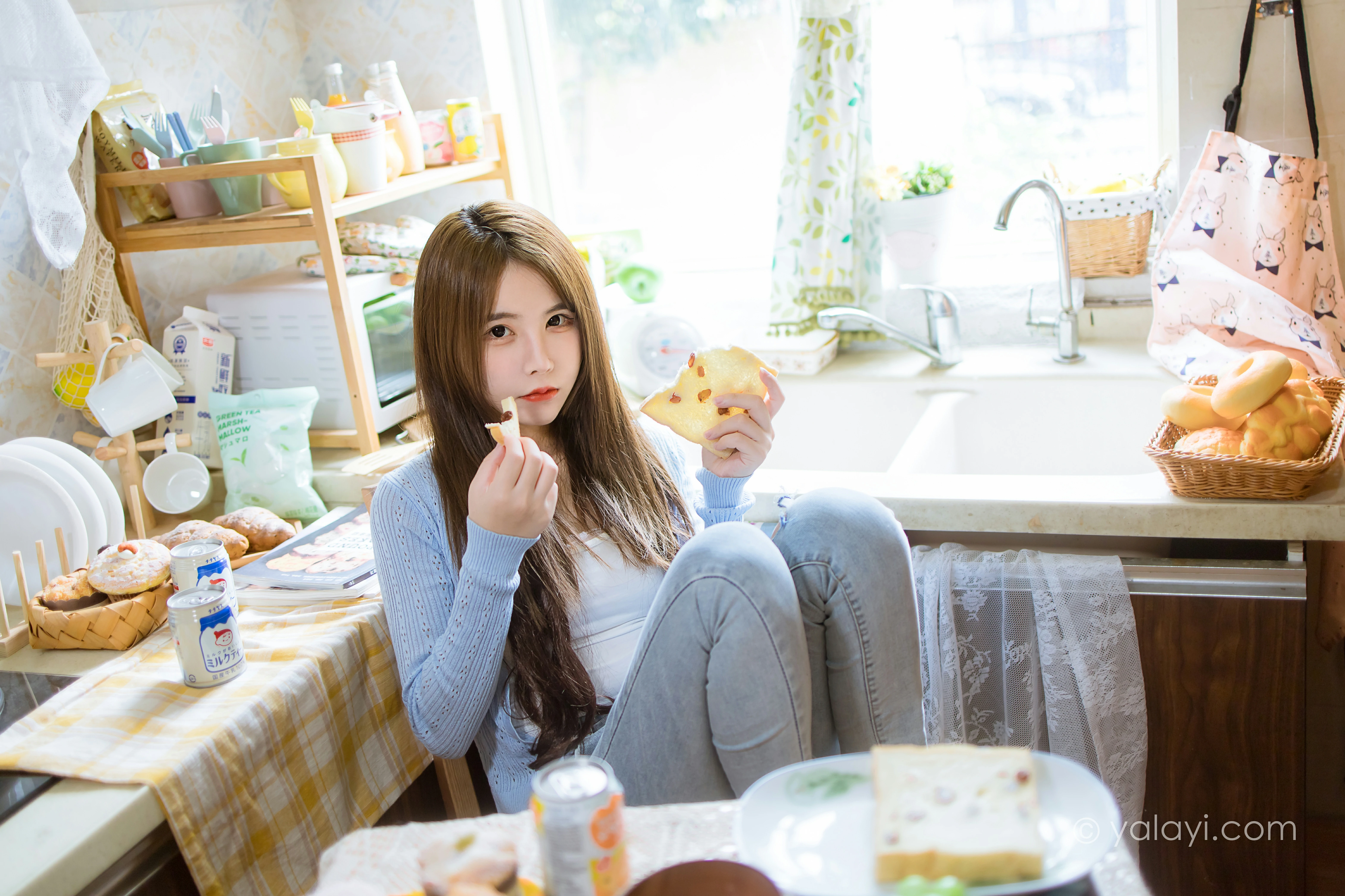 [YALAYI雅拉伊]NO.799 唯有美食不可辜负 钰慧 白色性感小背心加紧身牛仔裤写真集第1张