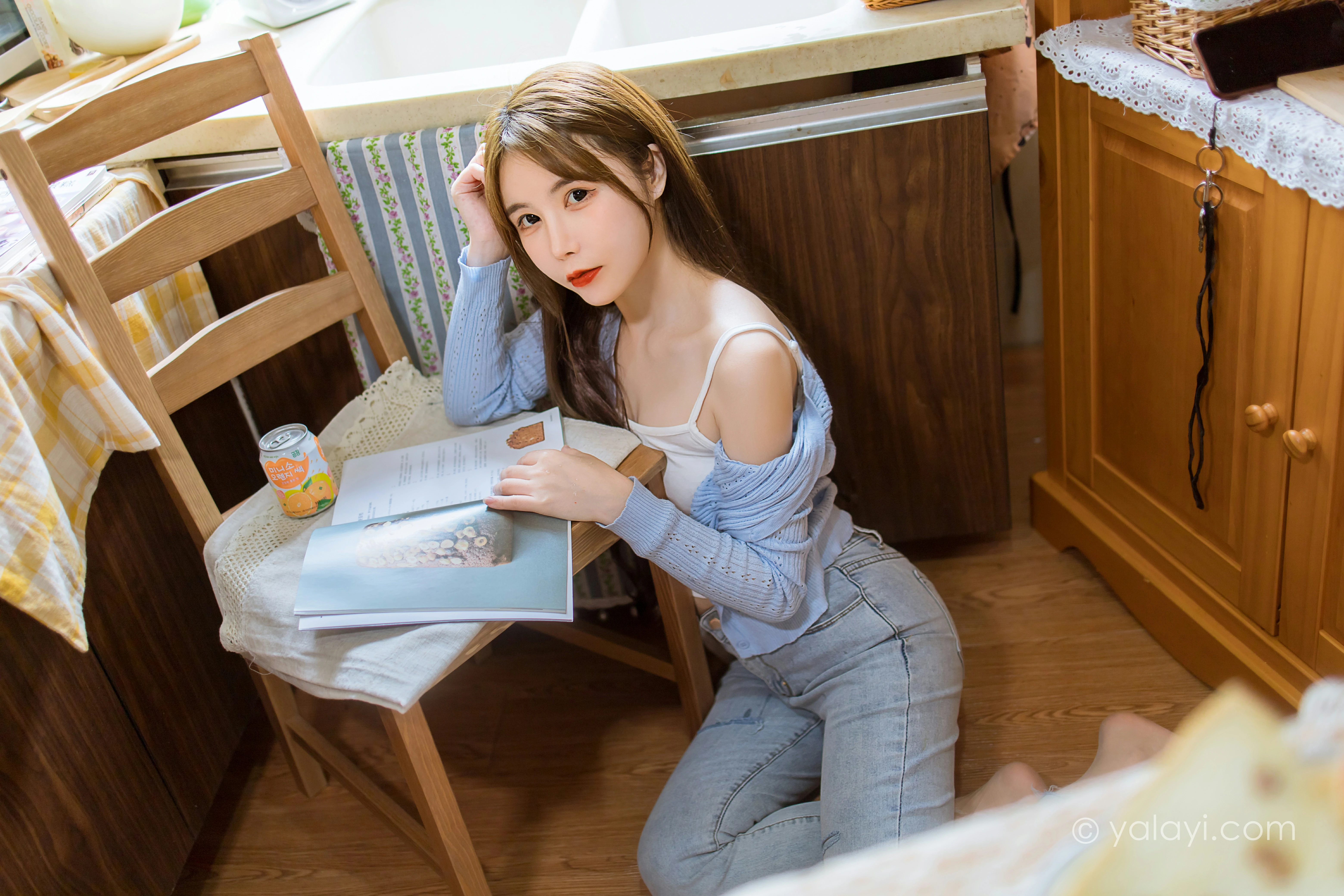 [YALAYI雅拉伊]NO.799 唯有美食不可辜负 钰慧 白色性感小背心加紧身牛仔裤写真集第2张