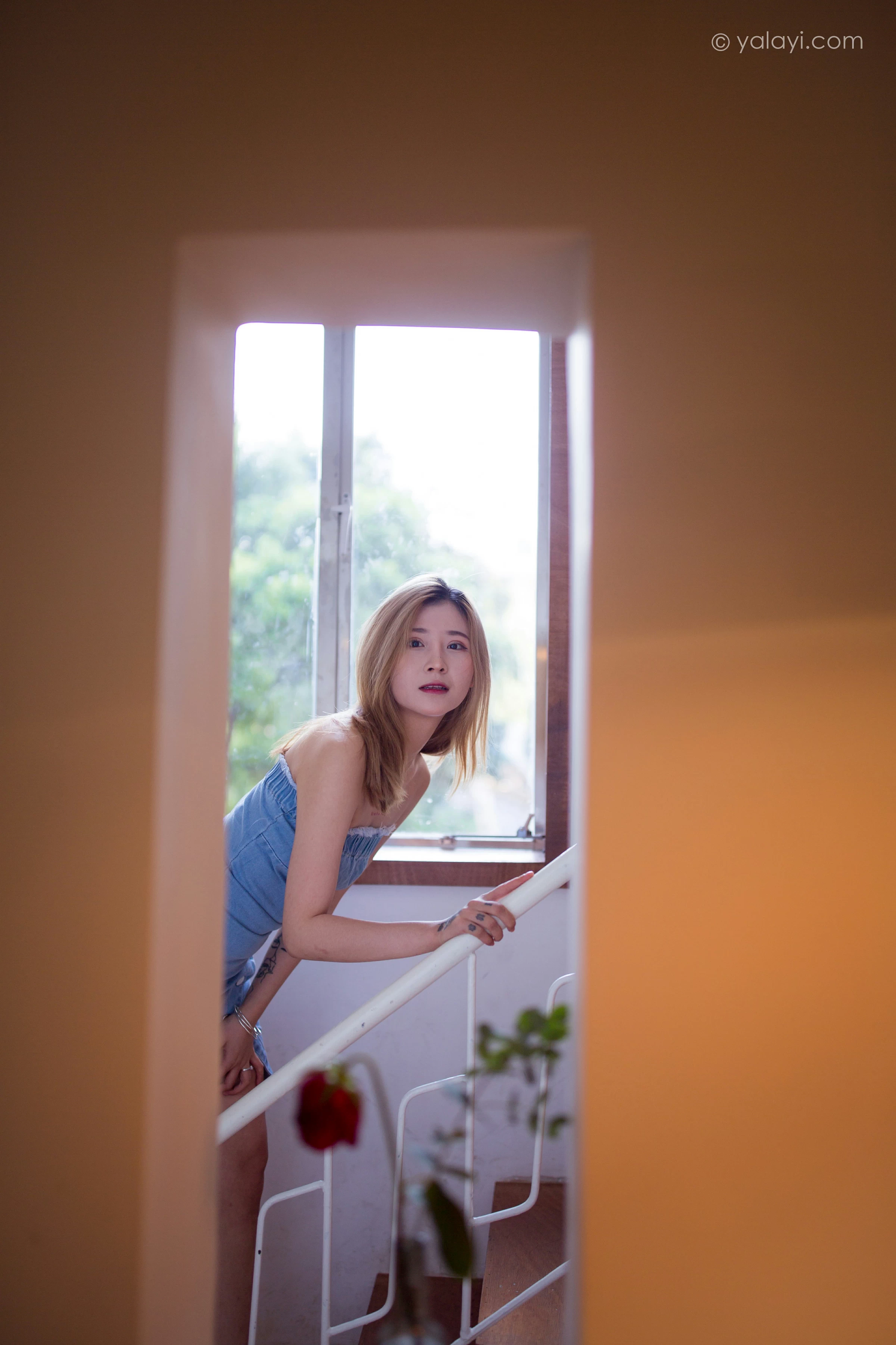 [YALAYI雅拉伊]NO.703 《那时在午后》 梦涵 牛仔抹胸连衣裙居家私房写真集第4张