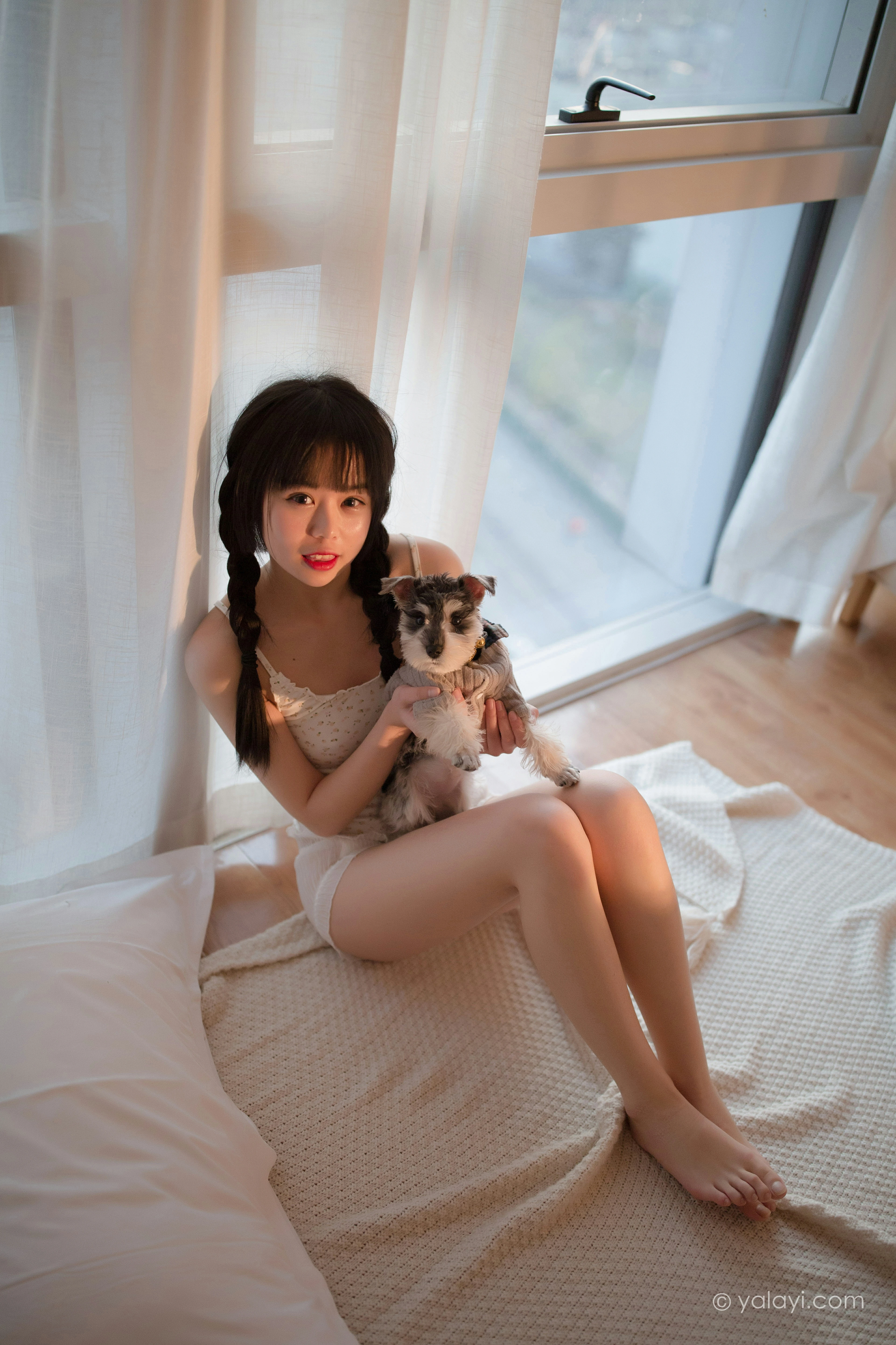 [YALAYI雅拉伊]NO.755 零零后少女 小乖 性感小背心与白色浴袍私房写真集第5张