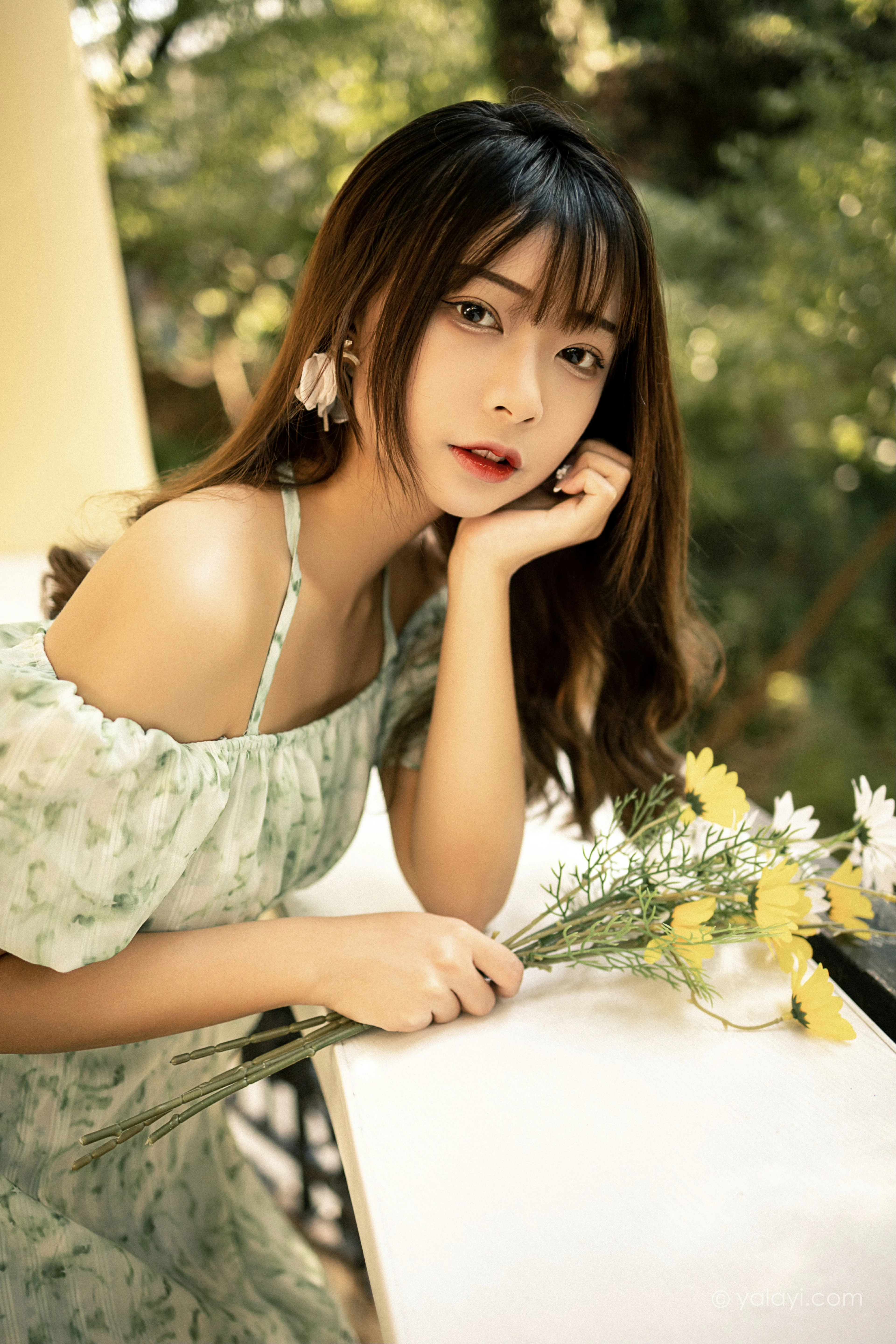 [YALAYI雅拉伊]NO.813 惬意时光 阿禾 白色碎花连衣裙公园写真集第12张