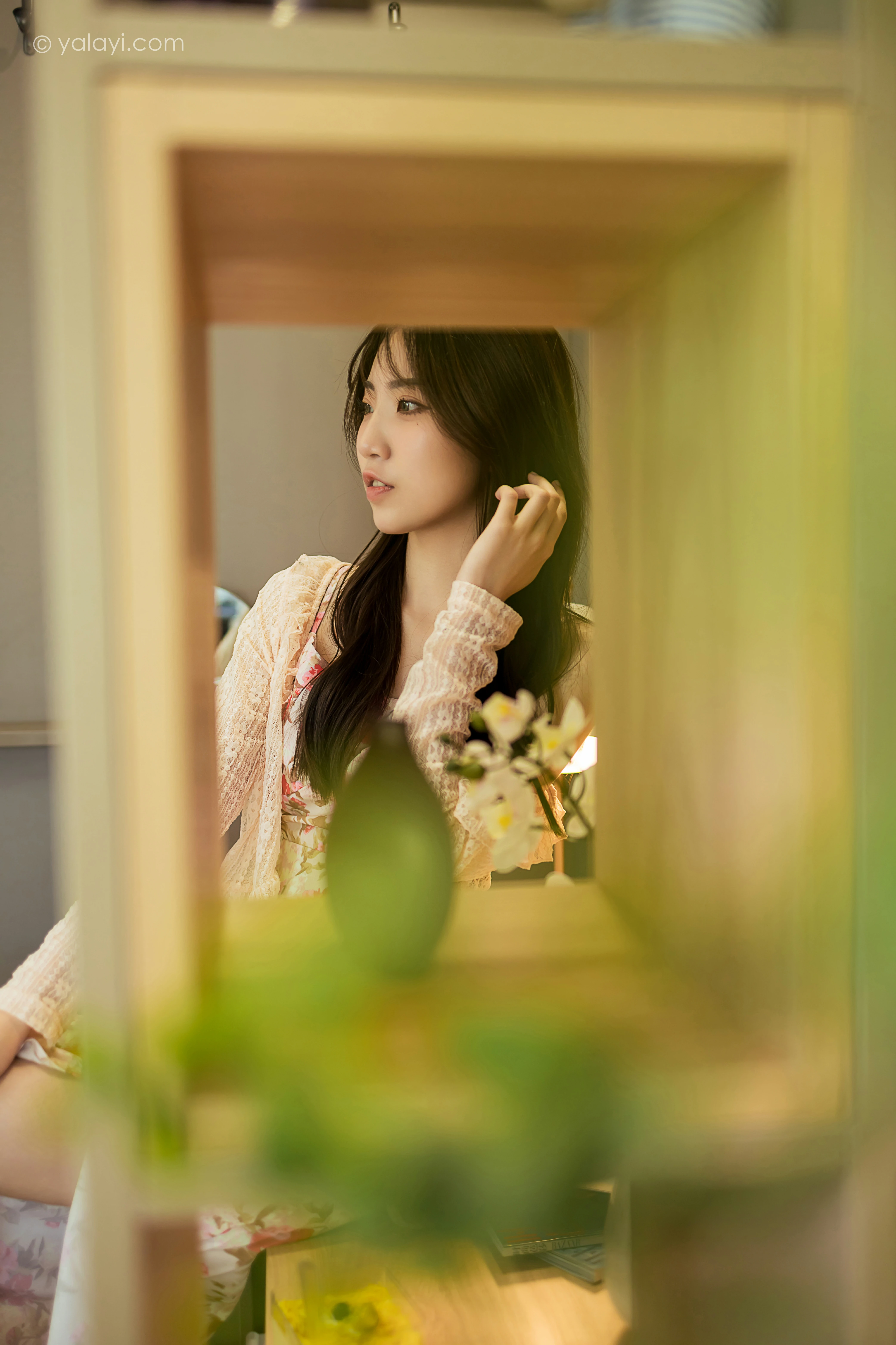 [YALAYI雅拉伊]NO.800 下午茶 小乔 白色镂空外套与粉色吊带连衣裙居家写真集第6张