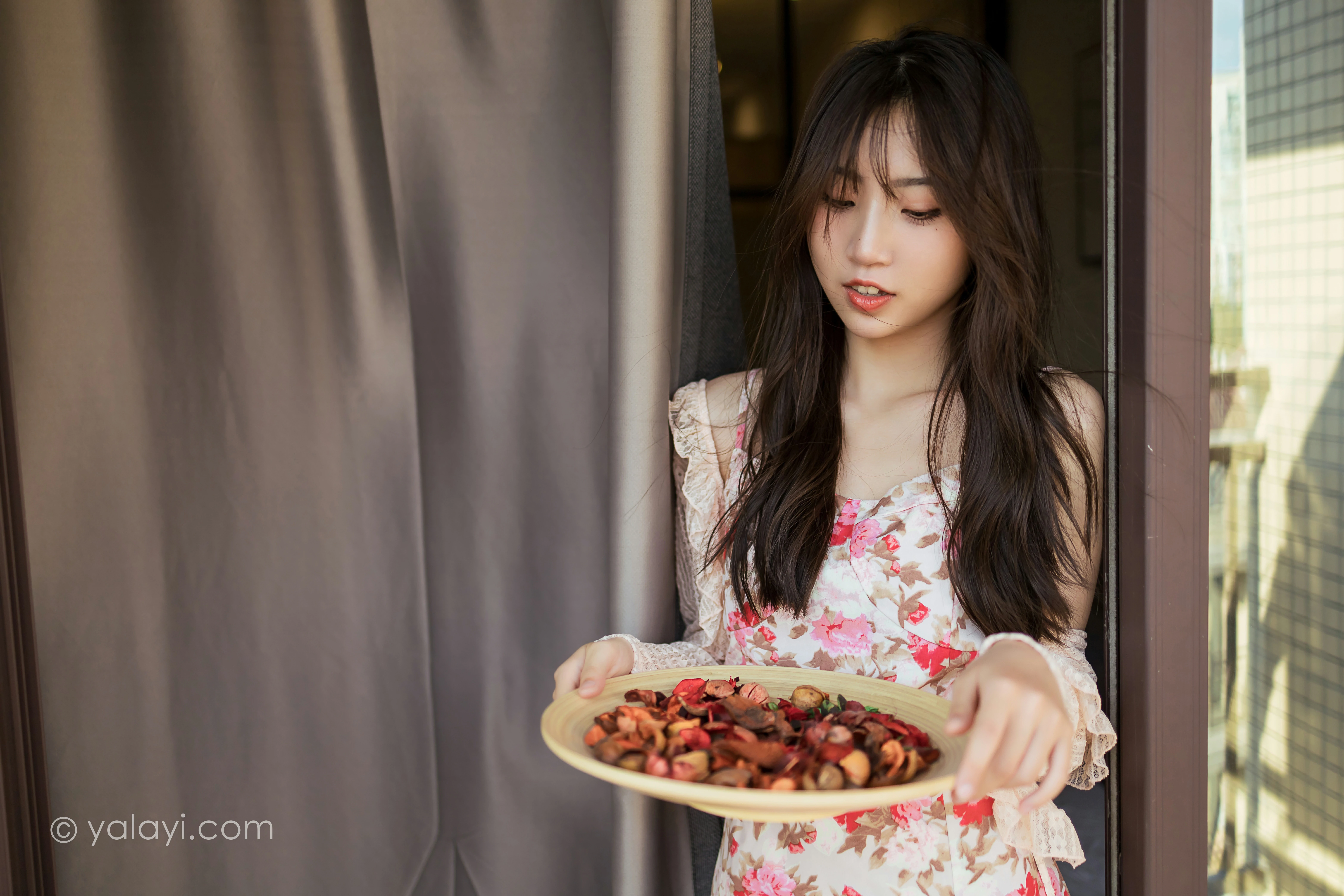 [YALAYI雅拉伊]NO.800 下午茶 小乔 白色镂空外套与粉色吊带连衣裙居家写真集第14张