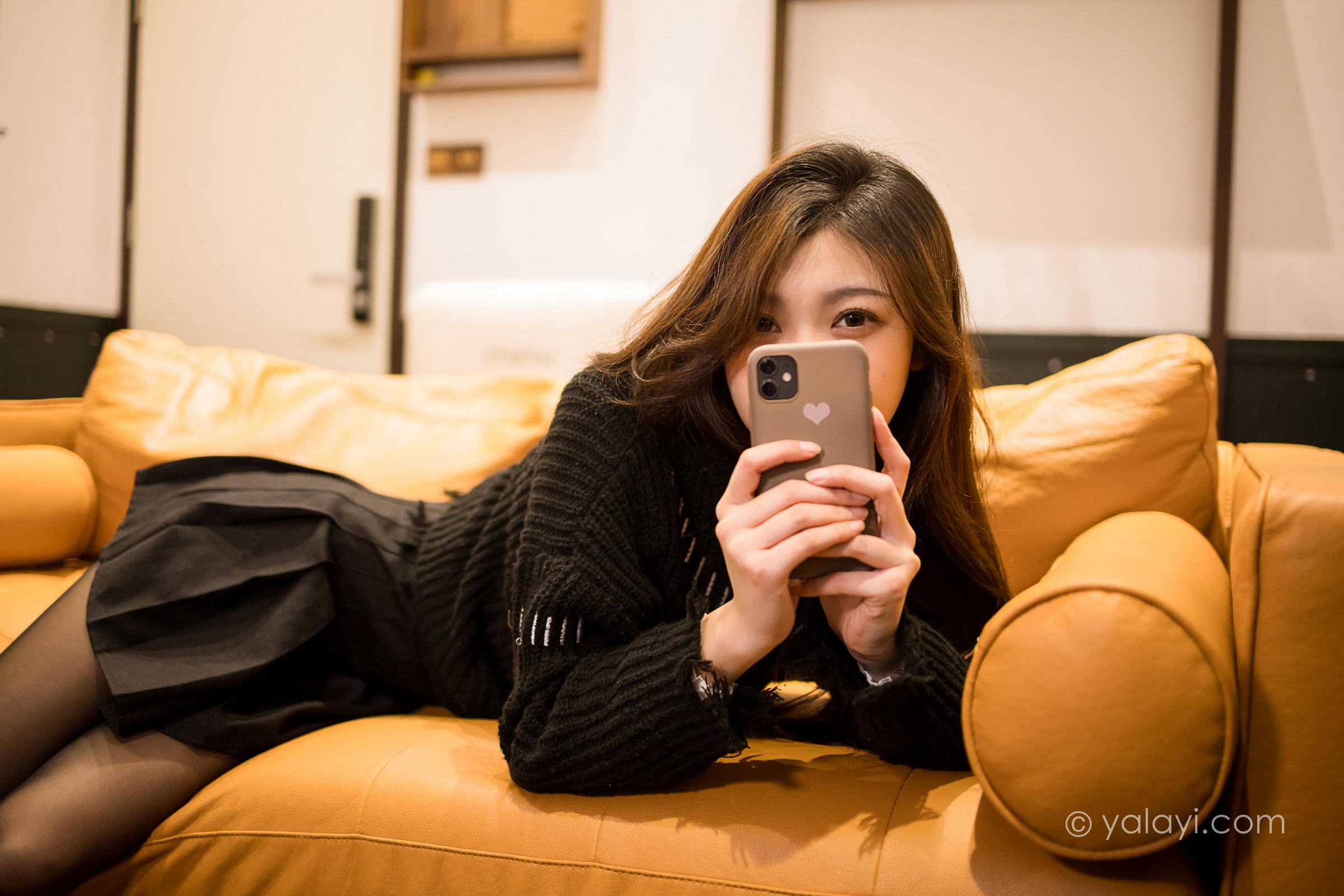 [YALAYI雅拉伊]2022.04.12 成长 梓瑶 黑色毛衣与短裙加黑丝美腿性感私房写真集第5张