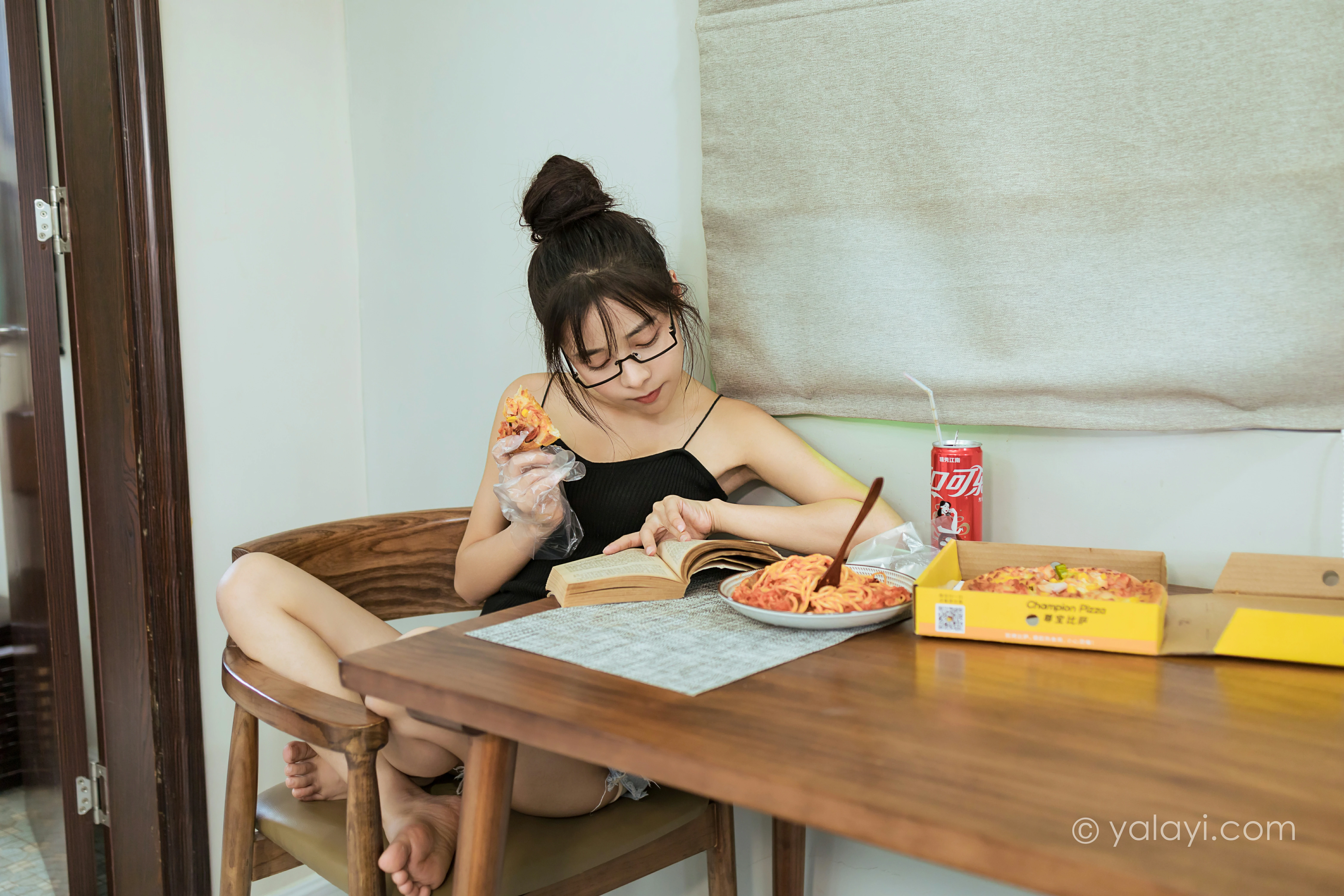 [YALAYI雅拉伊]NO.836 日常 诗咏 黑色性感小背心加牛仔热裤清纯可爱写真集第5张