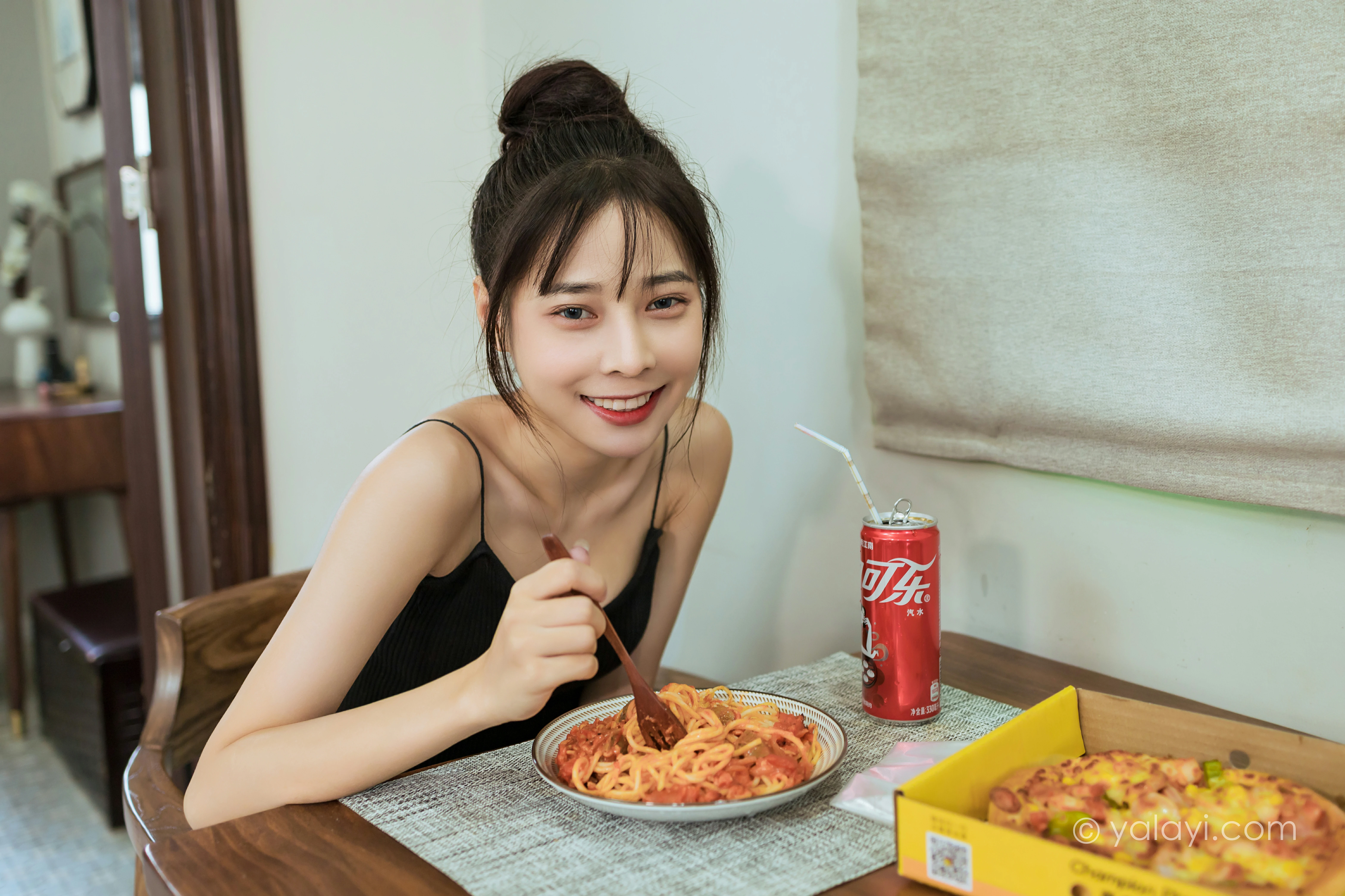 [YALAYI雅拉伊]NO.836 日常 诗咏 黑色性感小背心加牛仔热裤清纯可爱写真集第1张