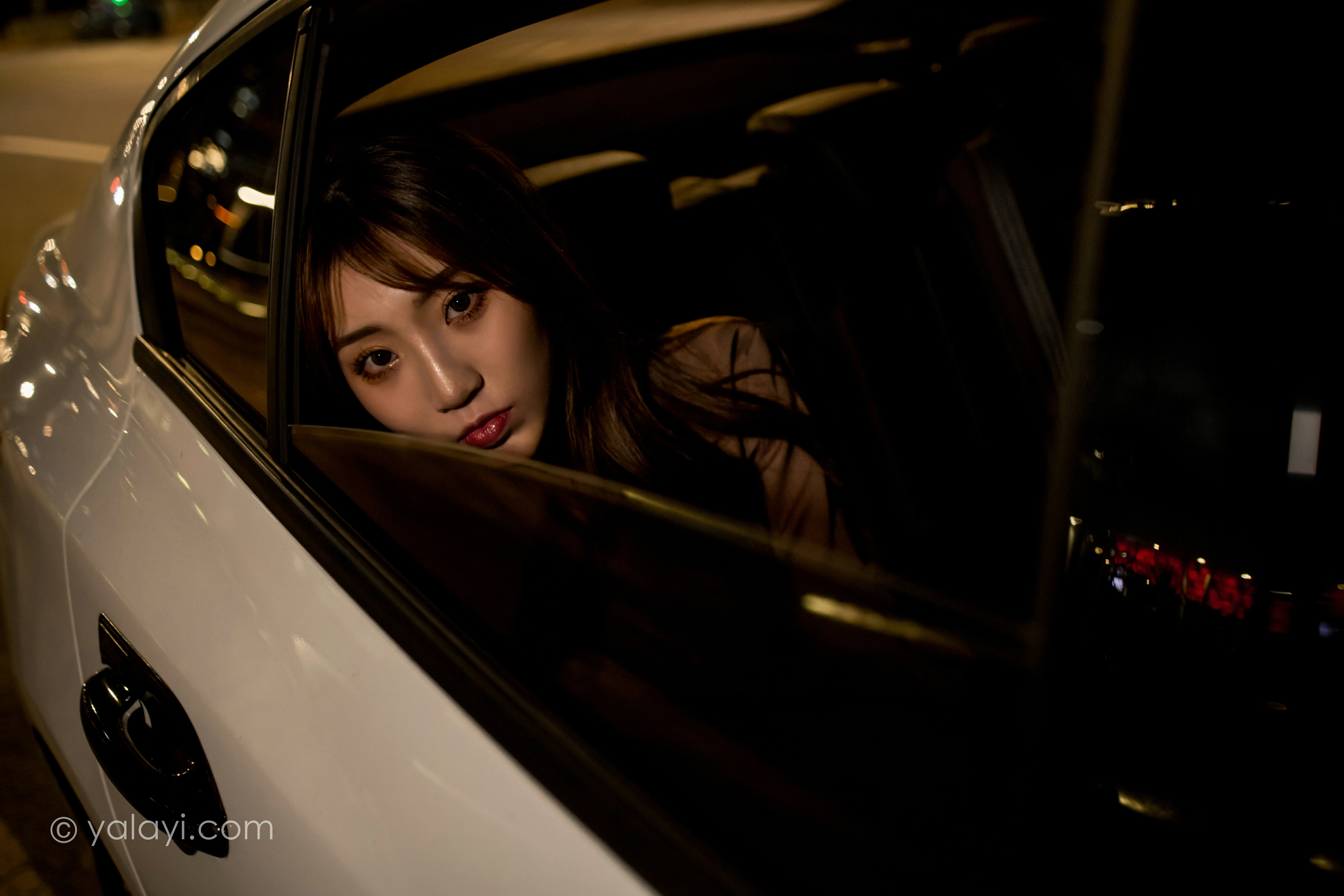 [YALAYI雅拉伊]NO.773 驶出伤城 小乔 粉色连身风衣加黑色情趣渔网袜性感写真集第11张