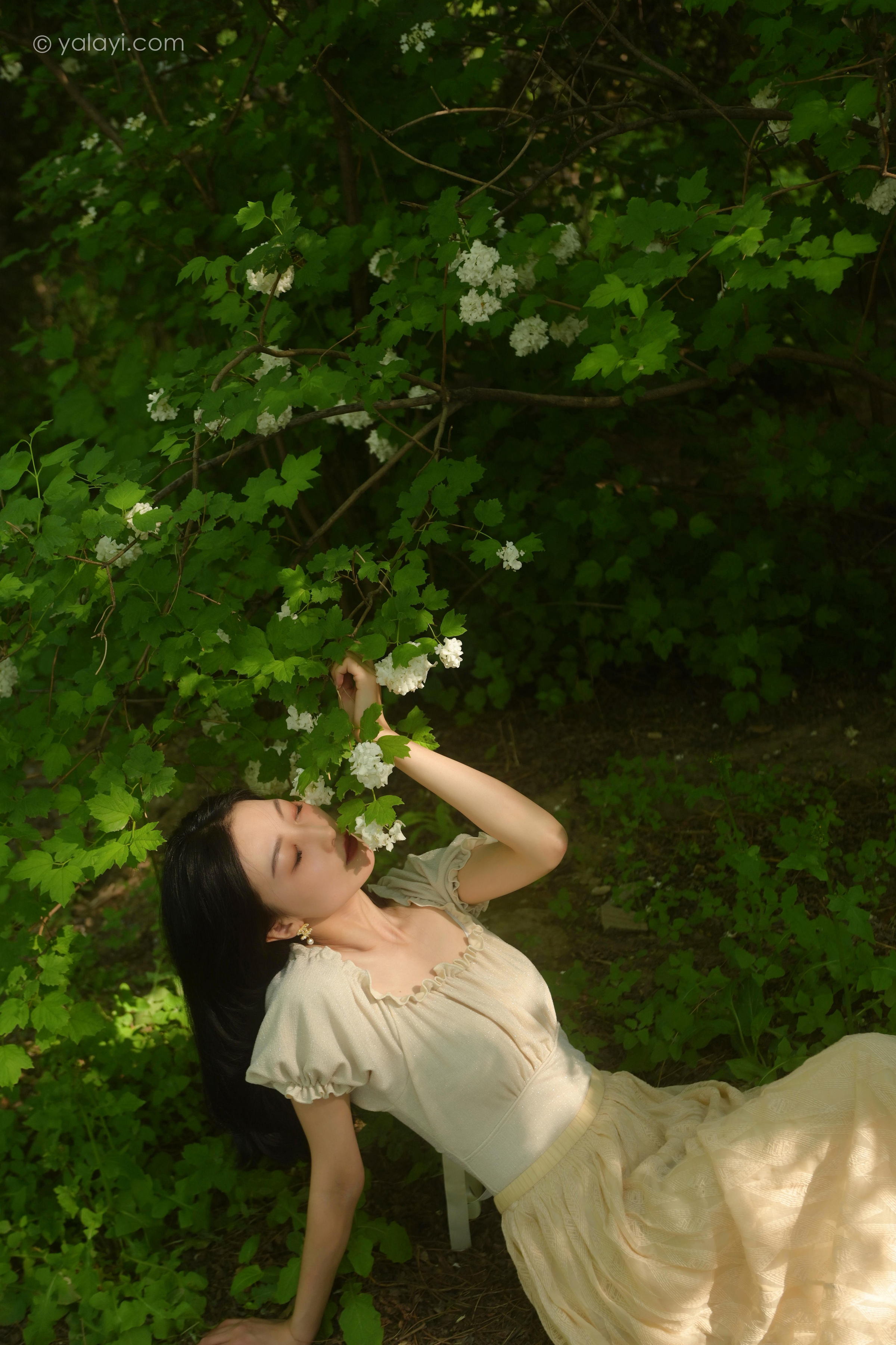 [YALAYI雅拉伊]2022.06.15 气息 佳佳 白色裸背短袖加黄色长裙清纯写真集第8张