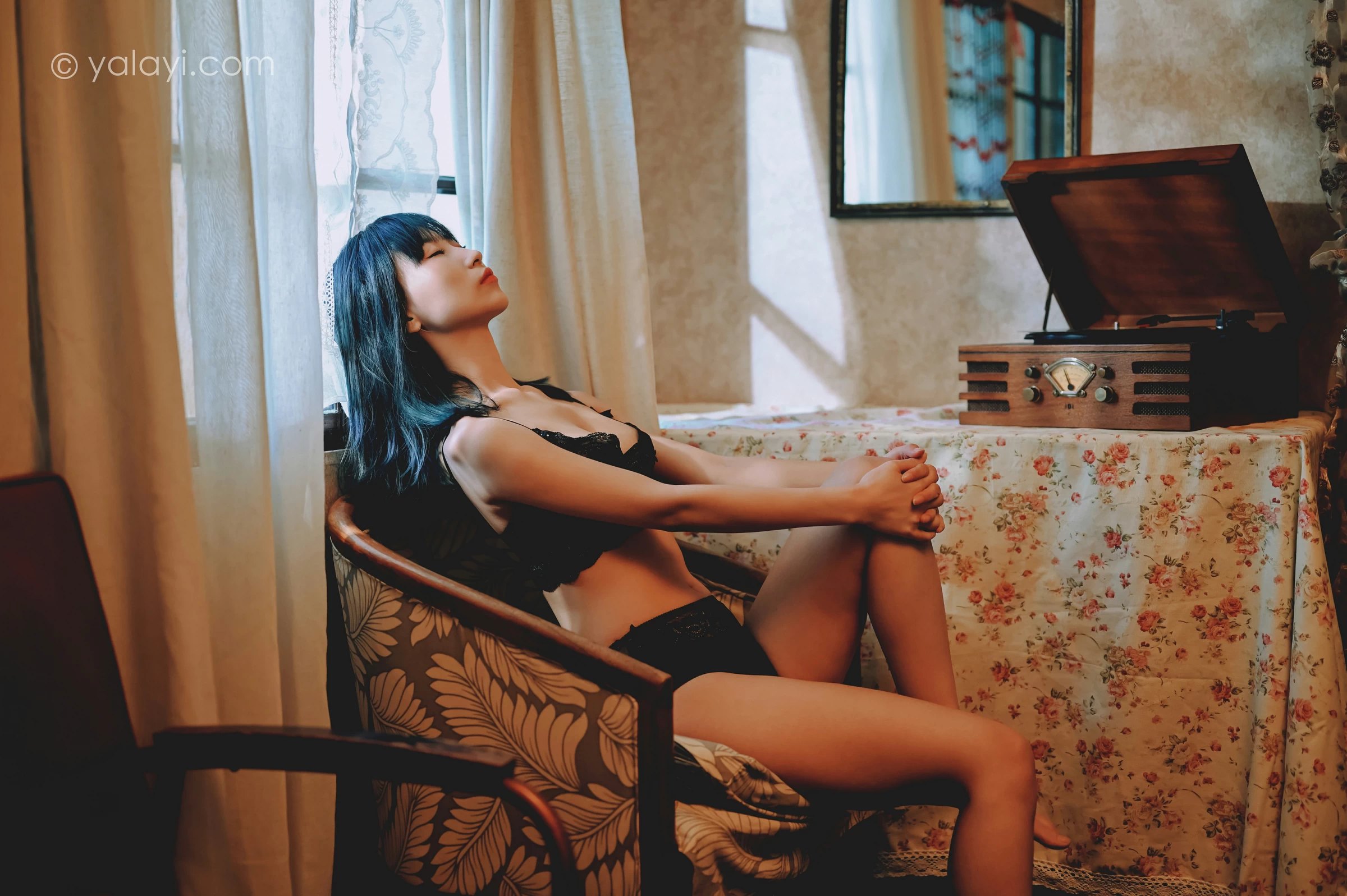 [YALAYI雅拉伊]NO.662 《窗内心语》 田也 黑色蕾丝内衣居家性感私房写真集第1张